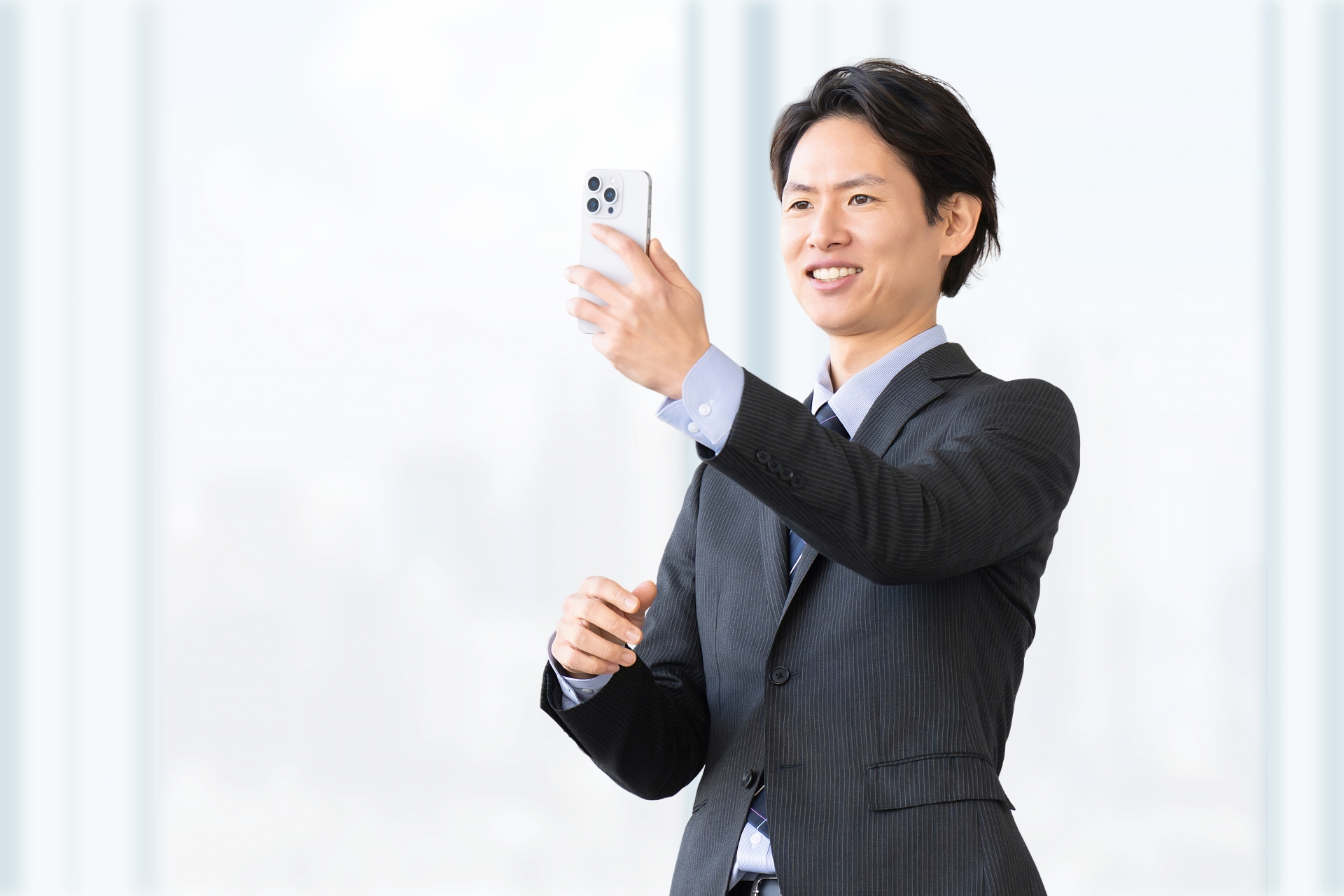 スマホを見てほほ笑む男性