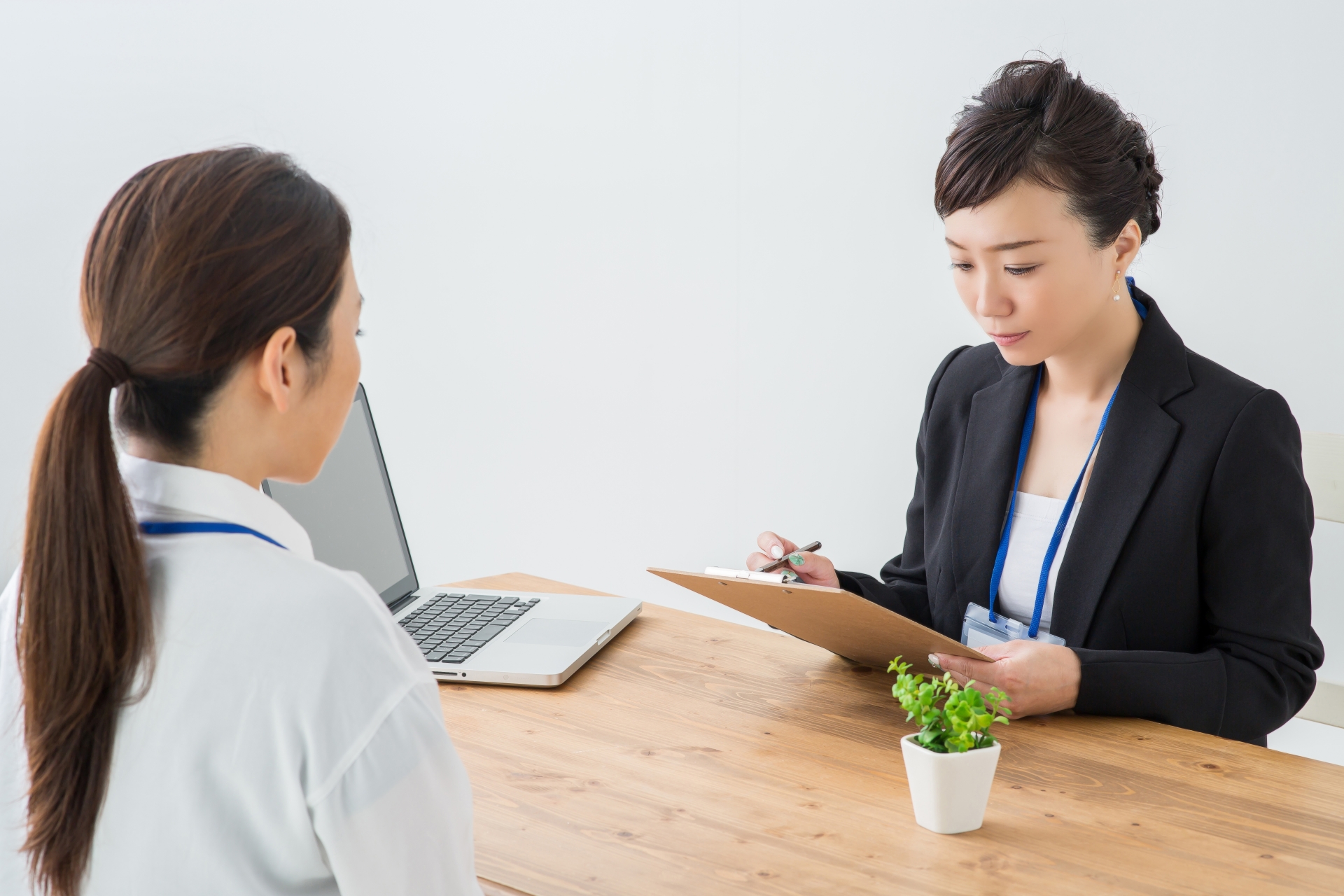 女性相談員と女性相談者