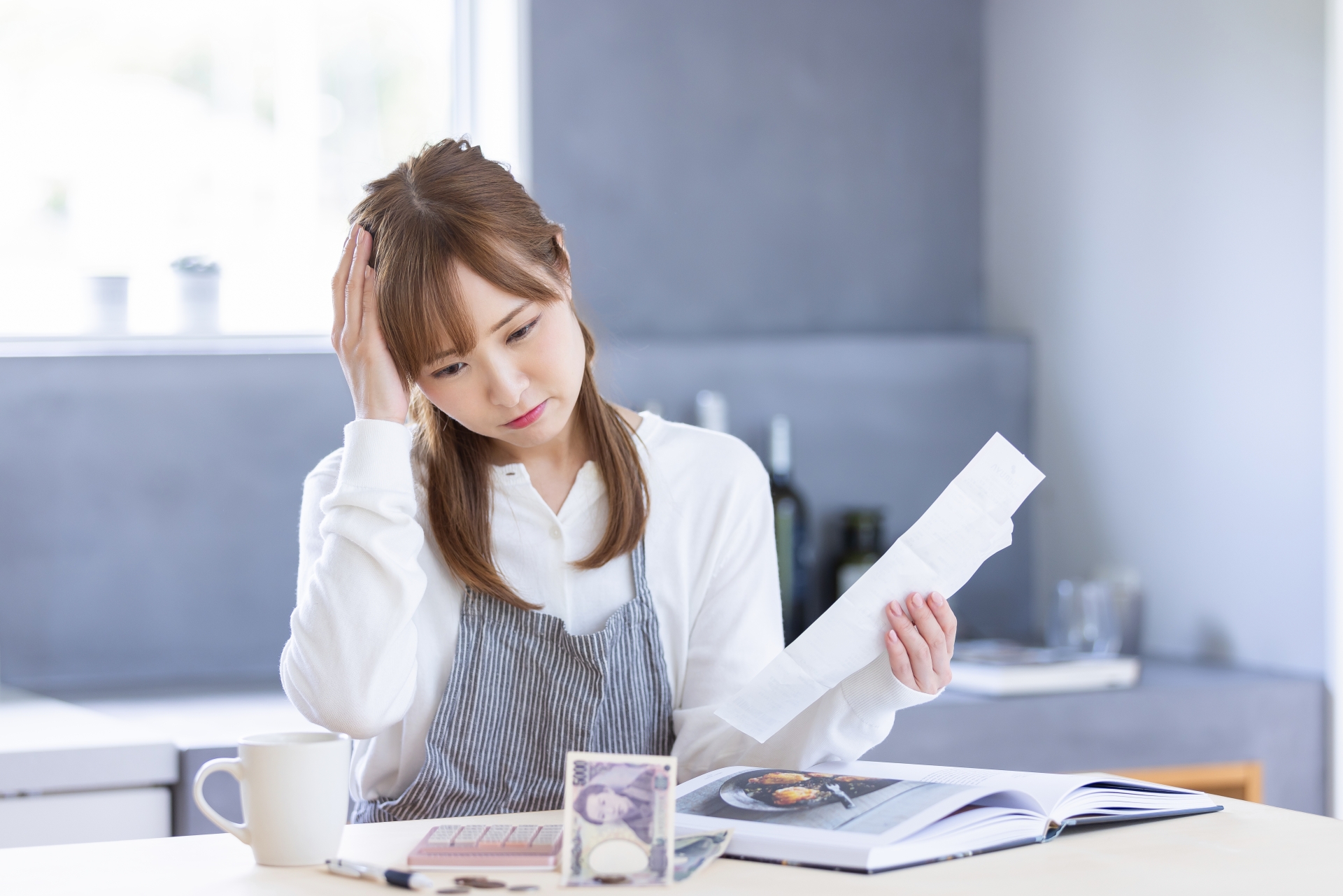 頭を抱える女性