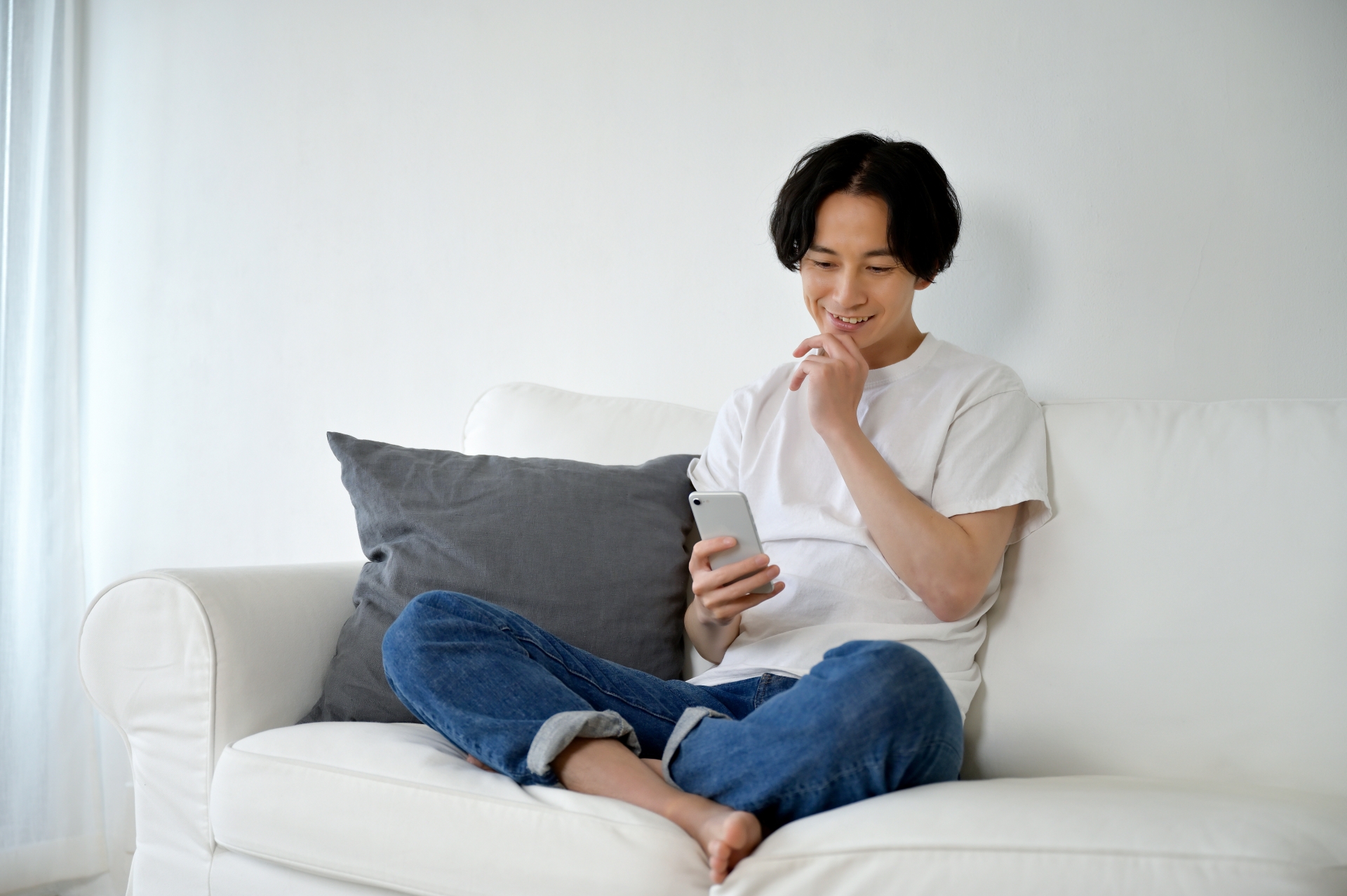 スマホを触る男性