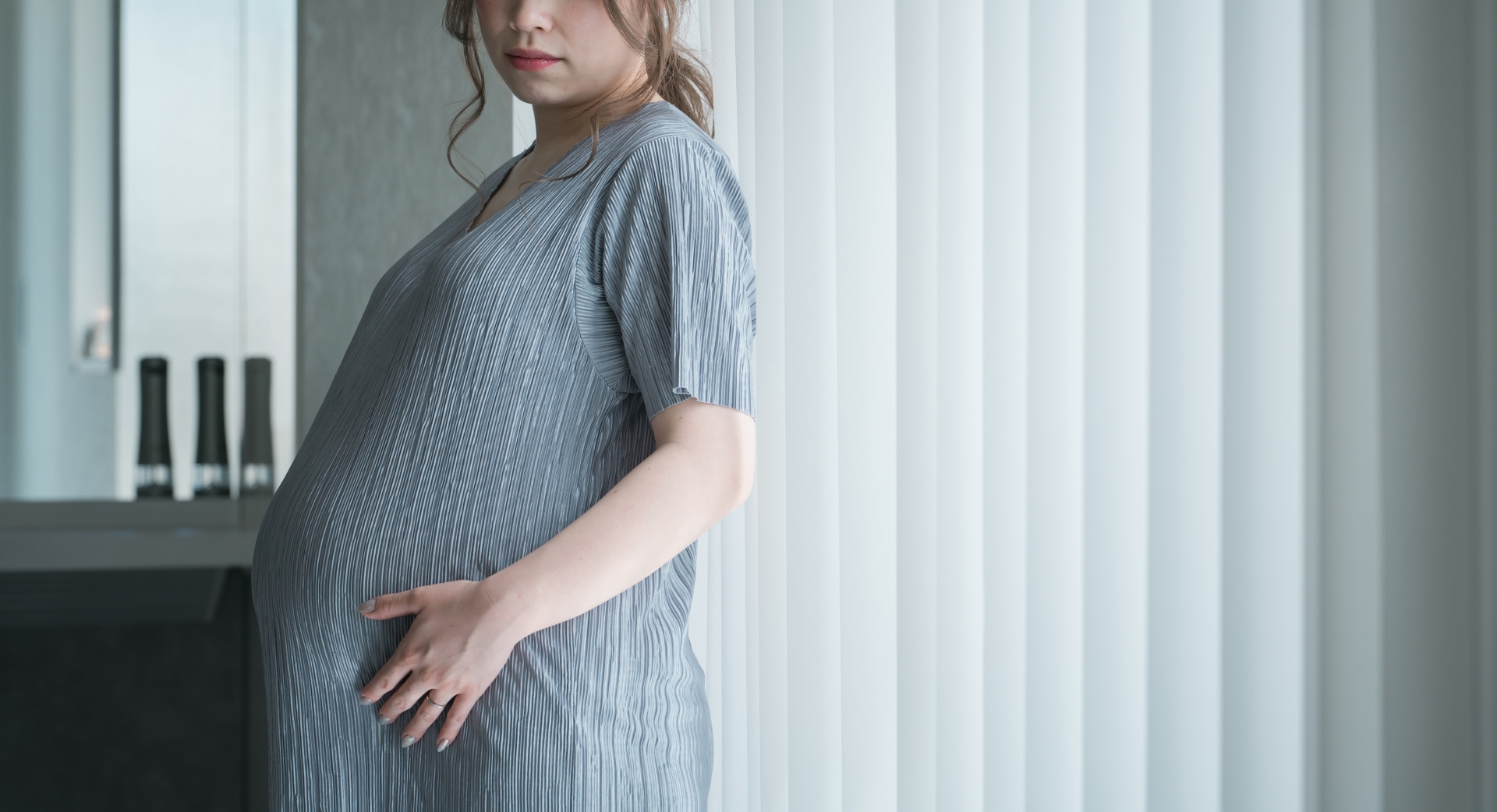 立っている妊婦