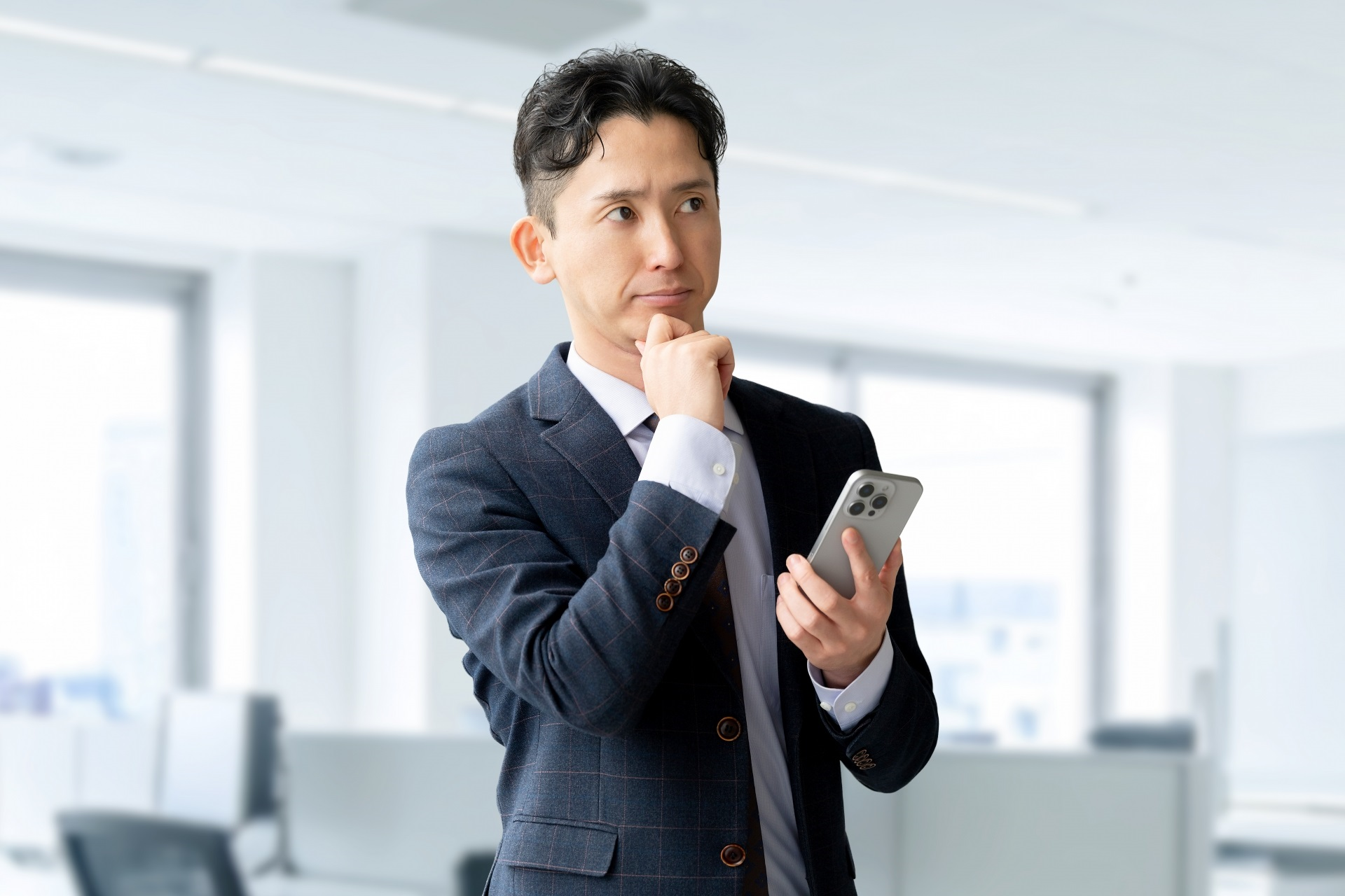 考える男性
