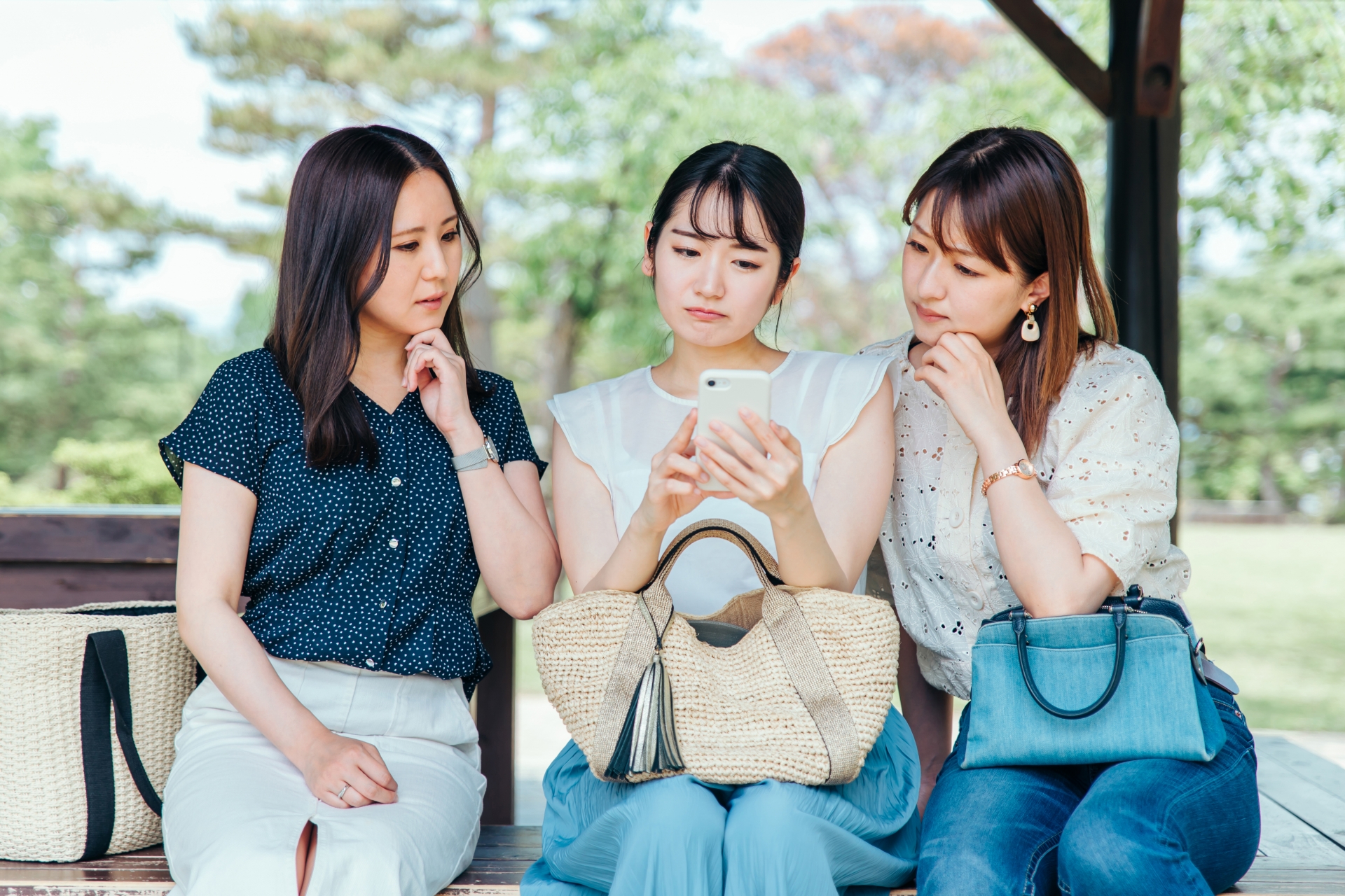 悩む3人の女性
