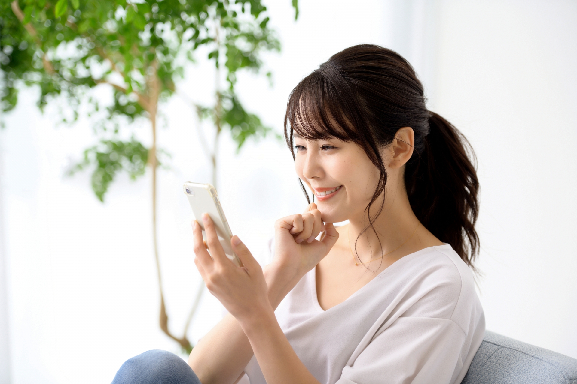 携帯を見る女性