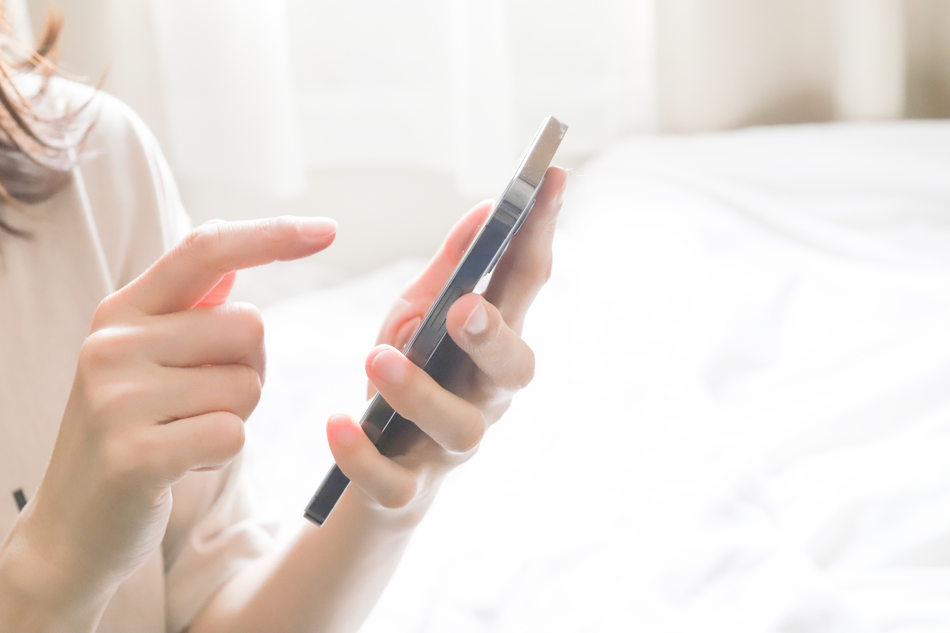 スマホを操作する人