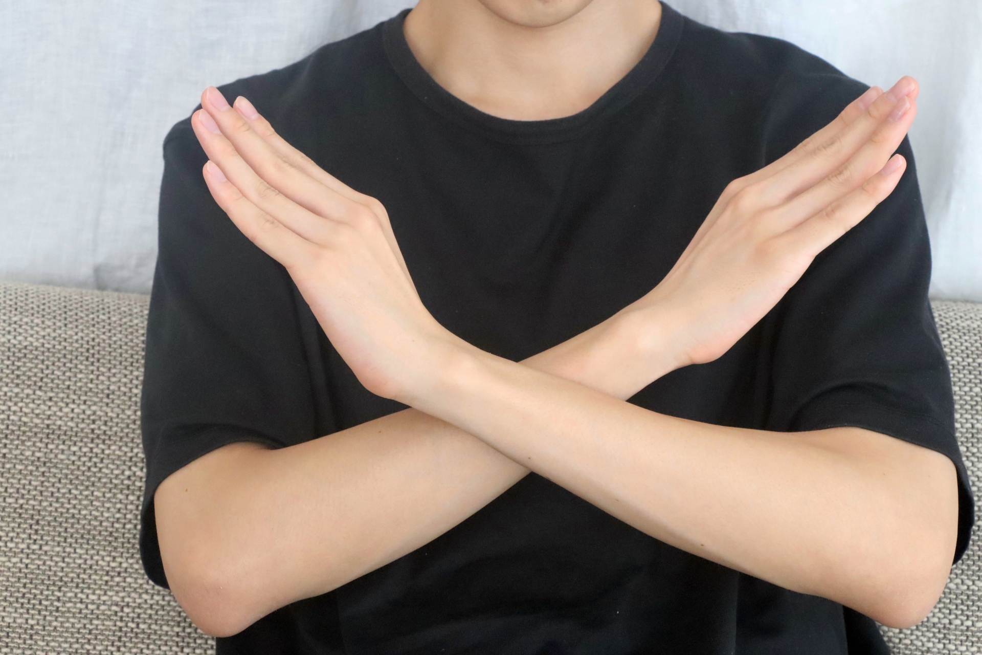 バツを出す男性