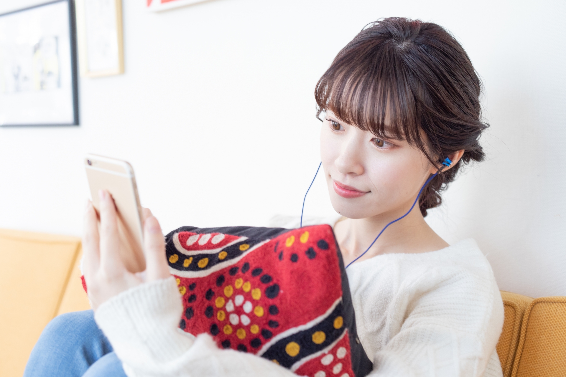 イヤホンをする女性