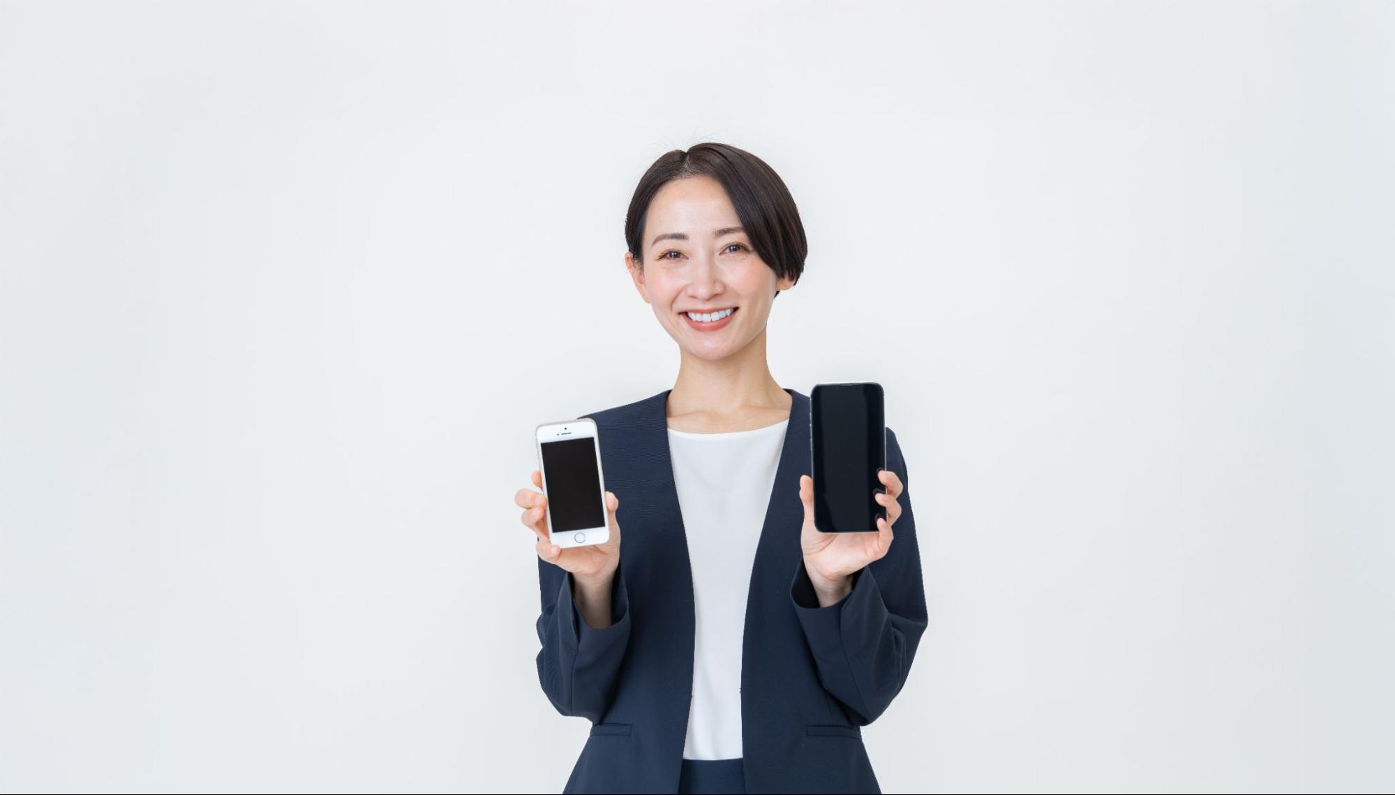 携帯電話を見せる女性