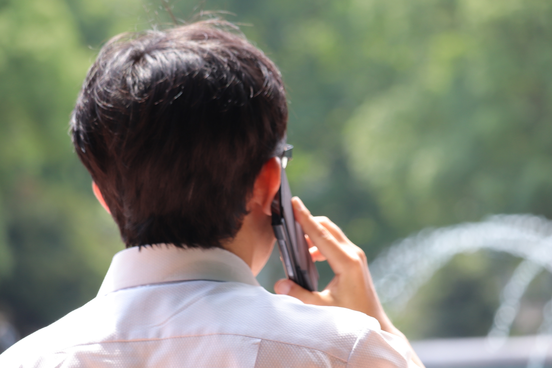 電線をする男性