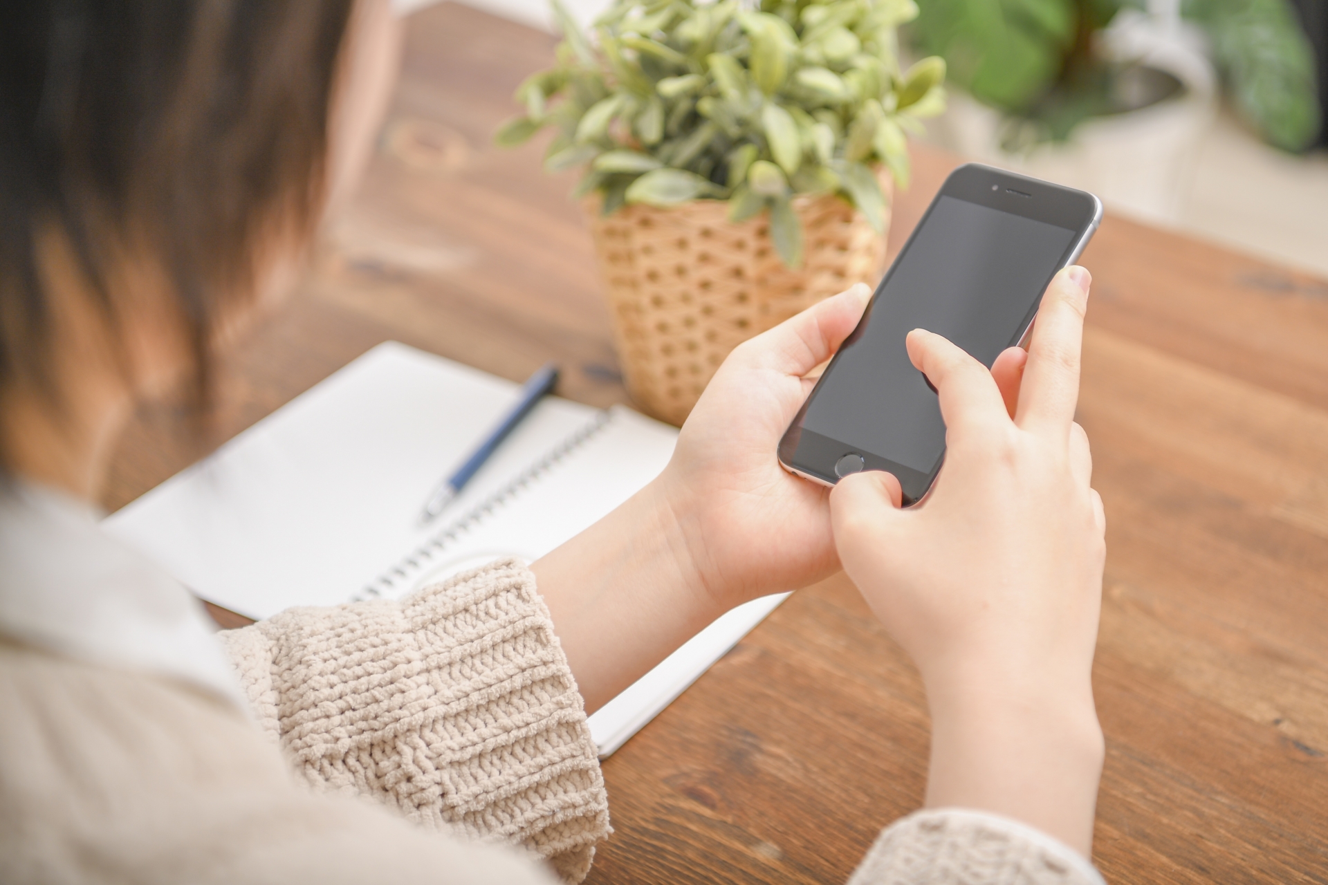 スマホを操作する手元