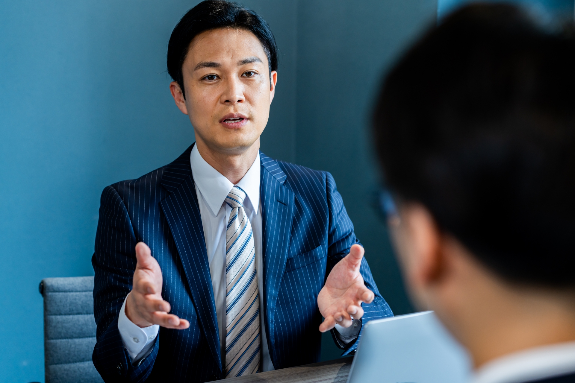 説明する男性