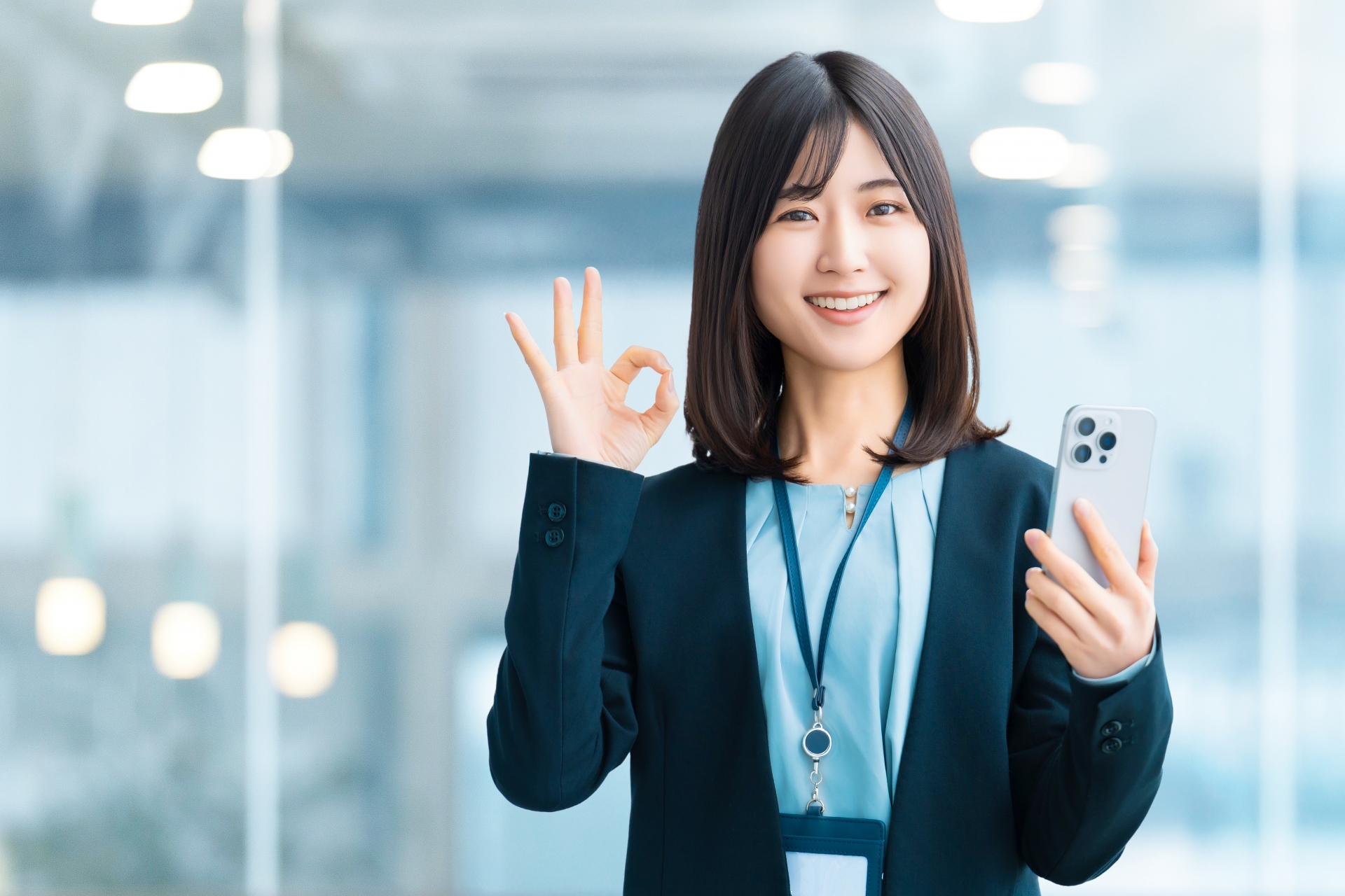 OKサインをする女性