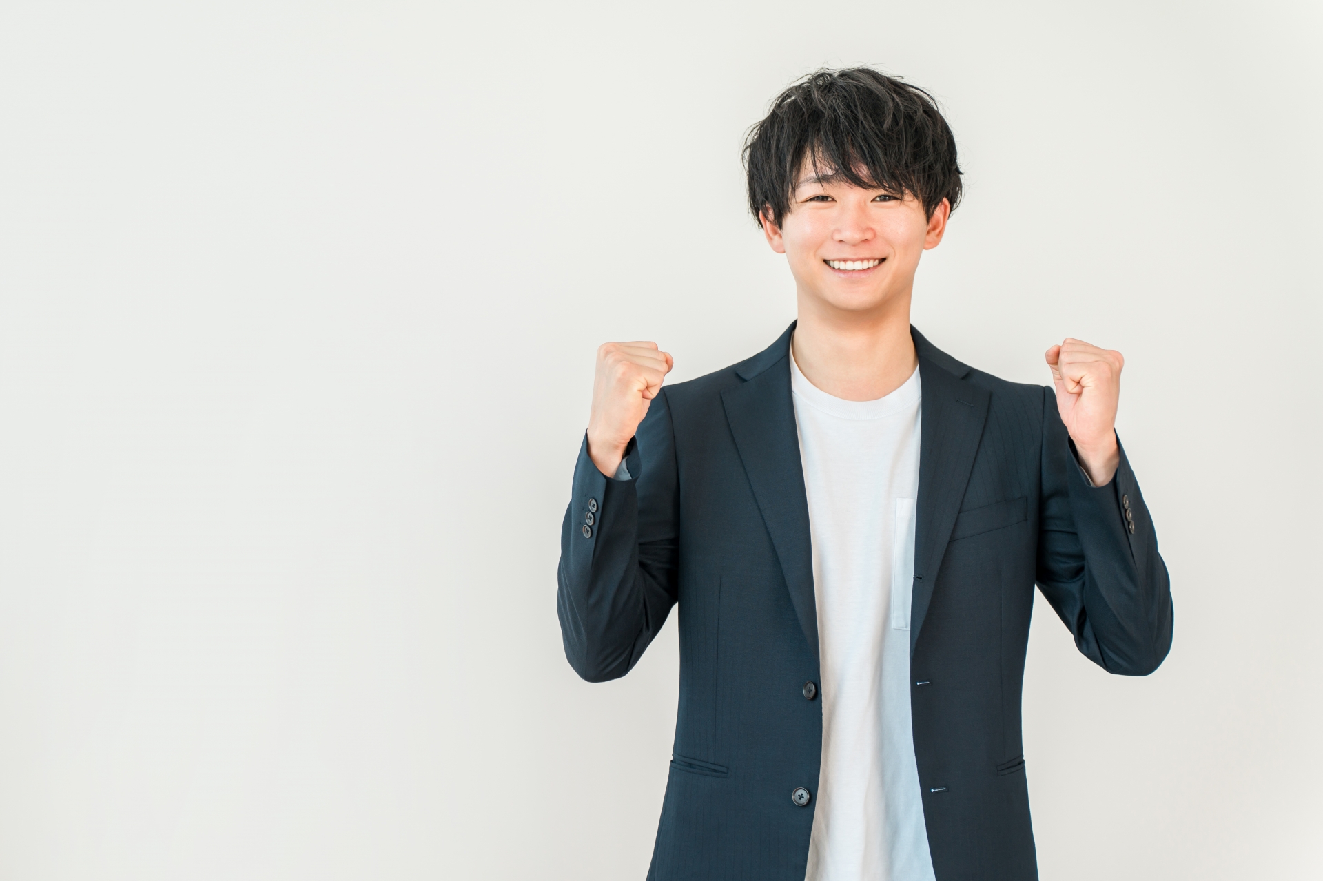 ガッツポーズをする男性