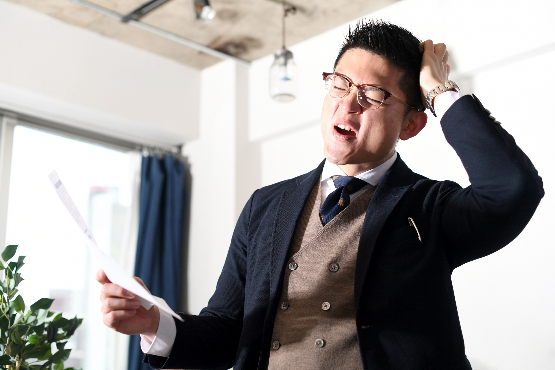 頭を抱える男性