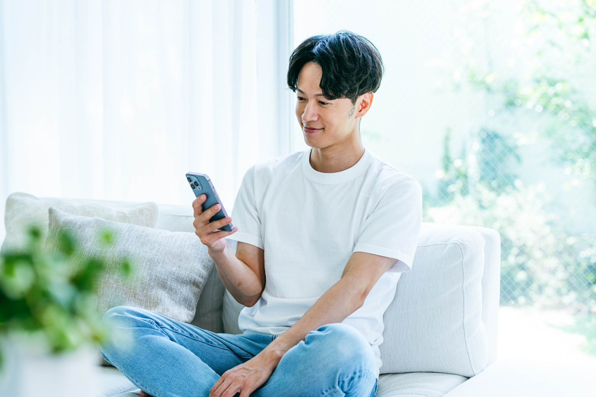 スマホを触る男性