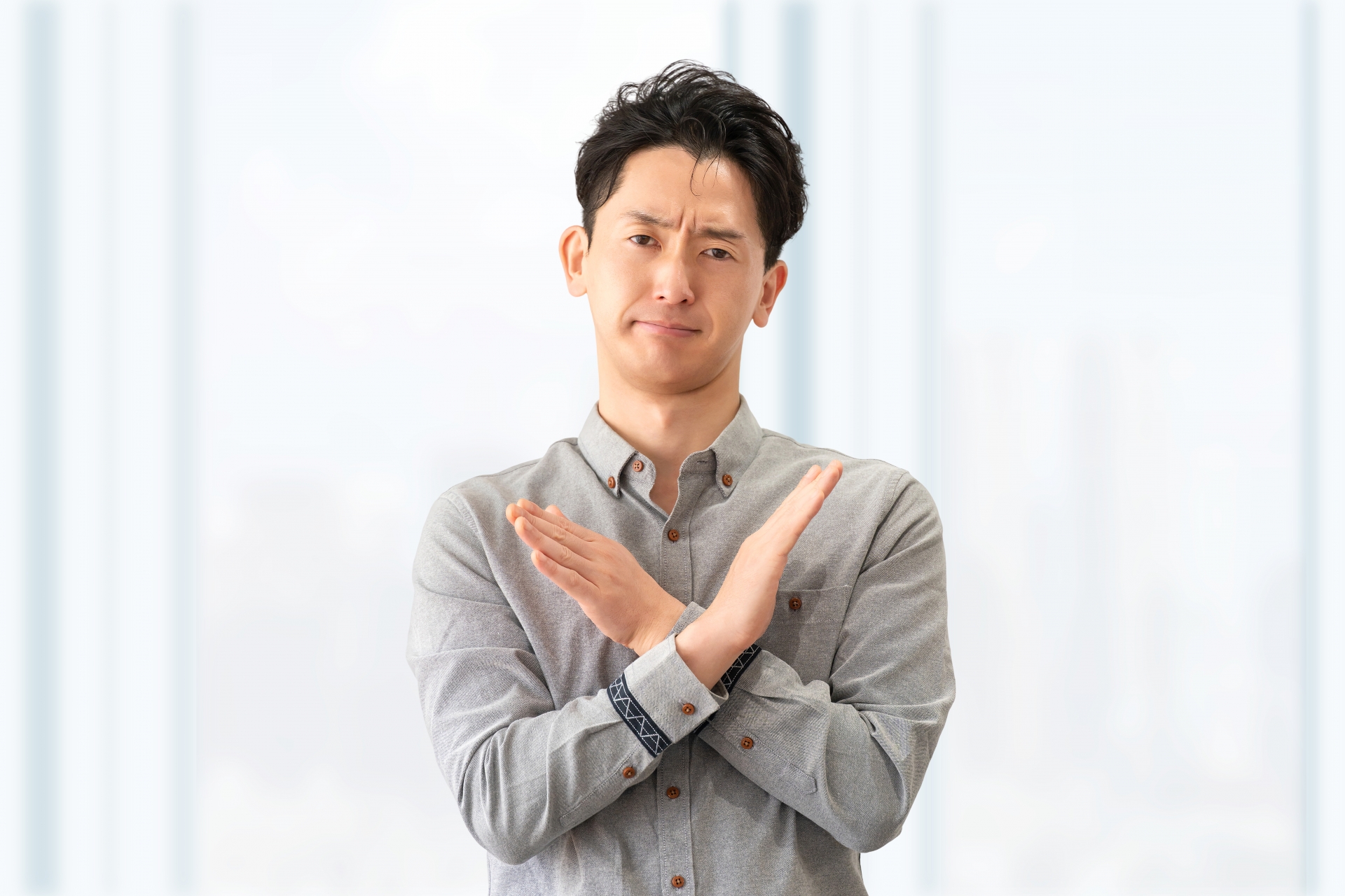 バツマークをする男性