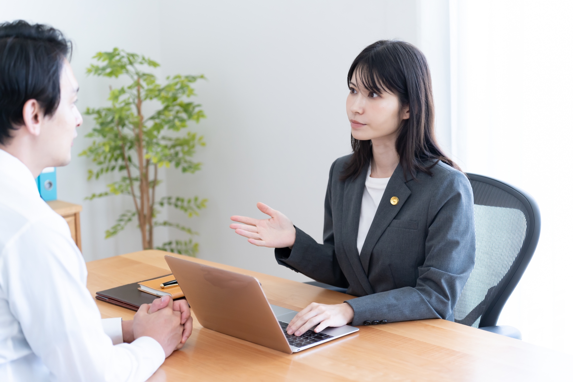 女性弁護士と相談者男性