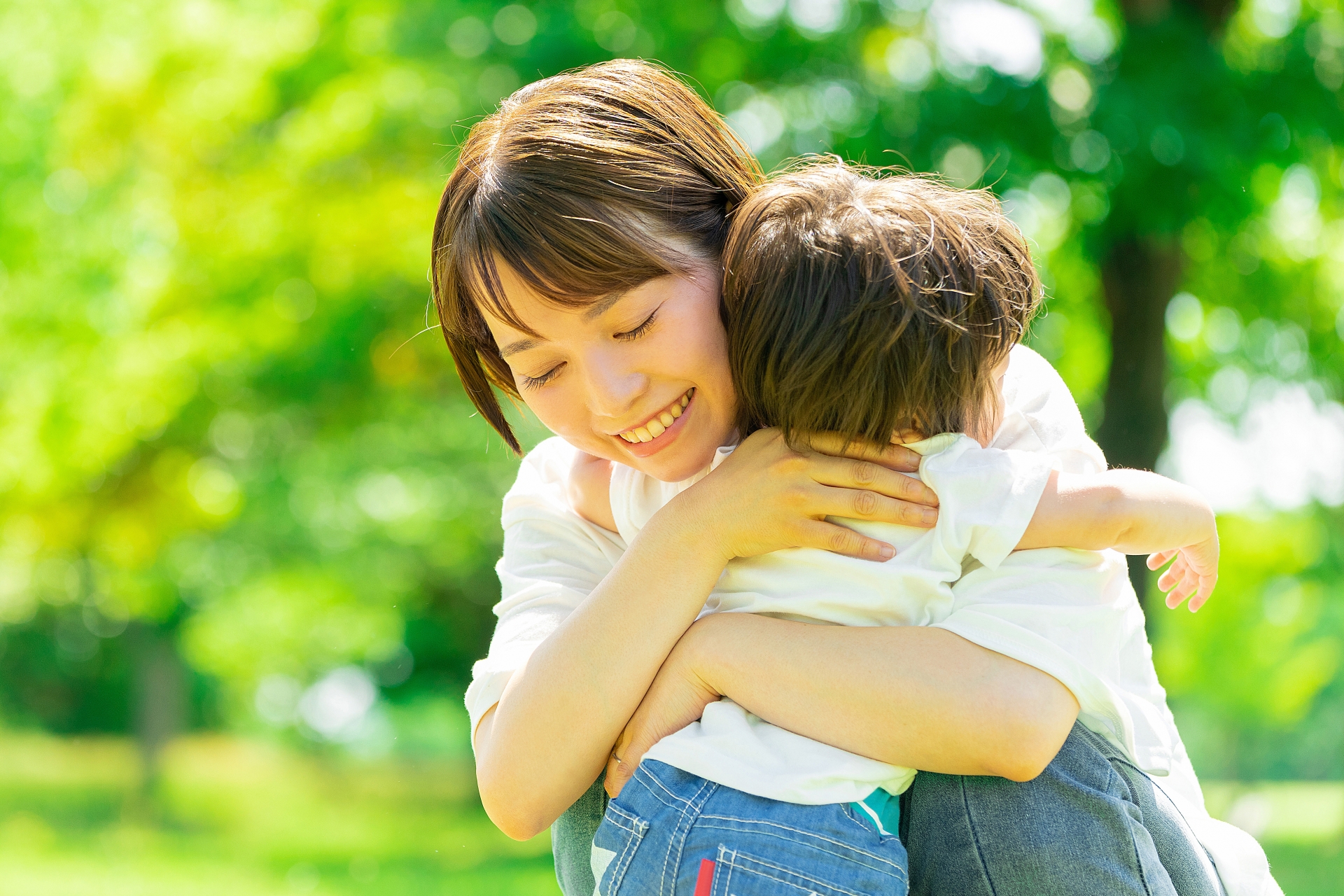 抱き合ってる母子