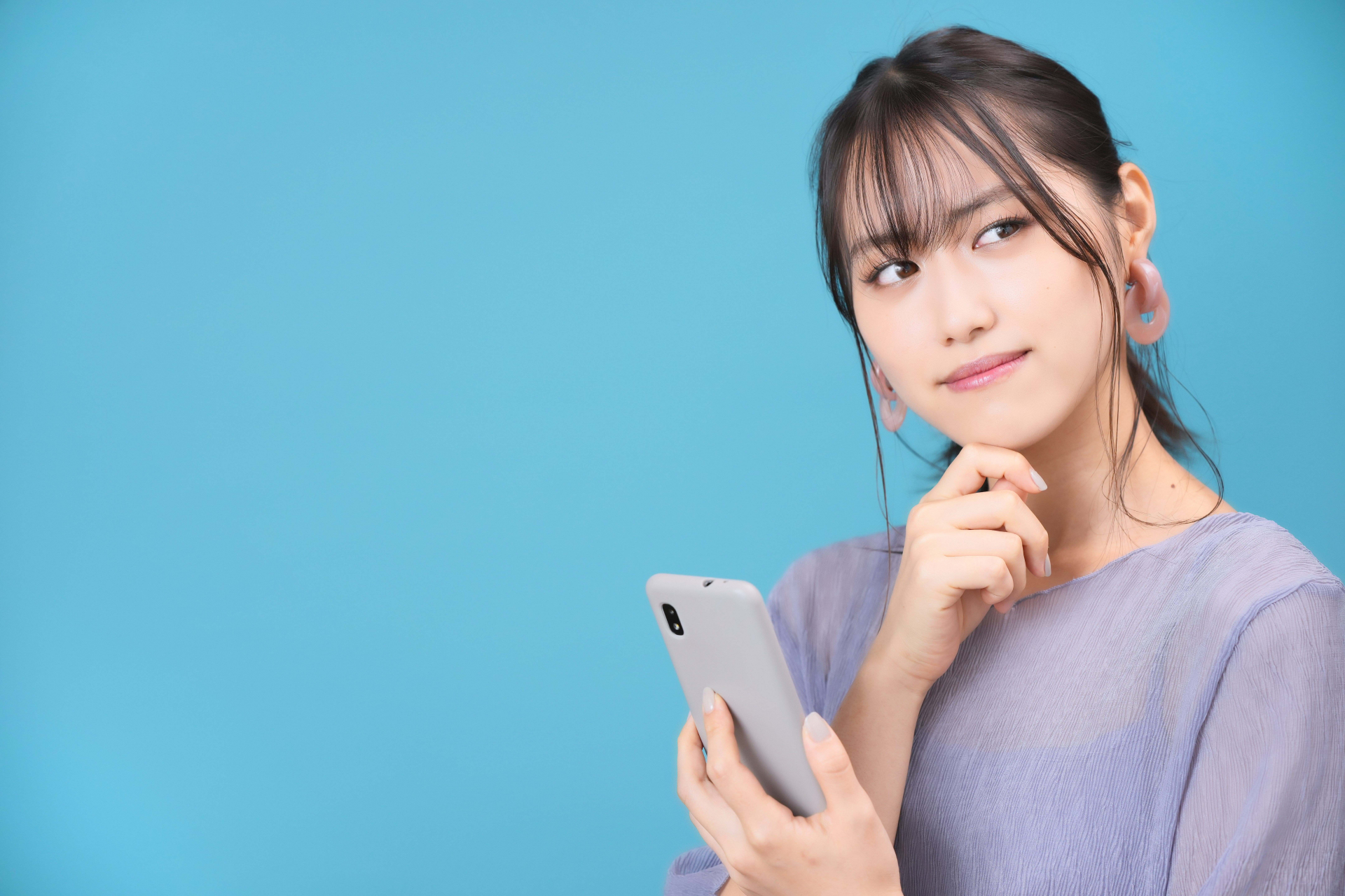 首をかしげる女性