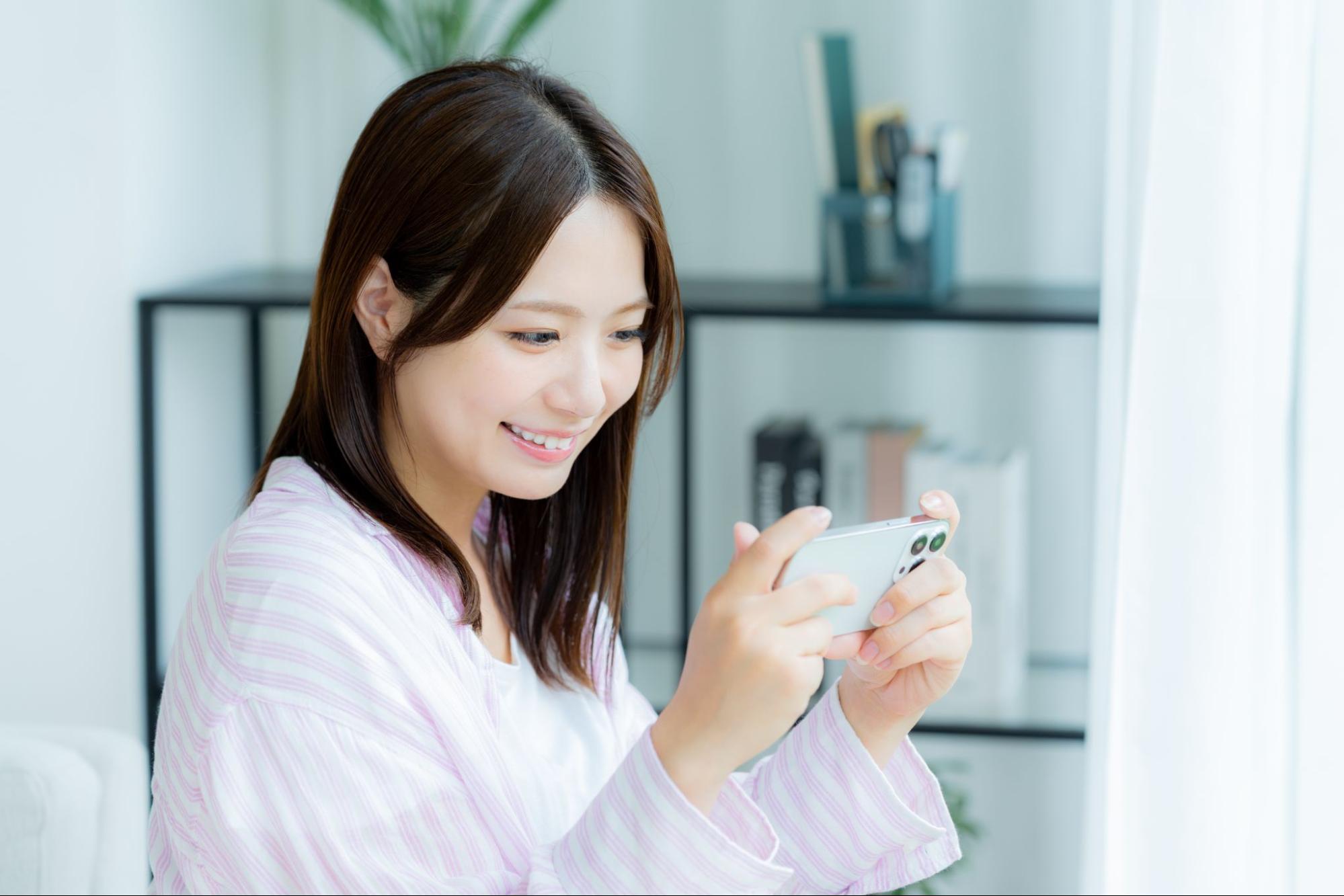 携帯電話を見る女性