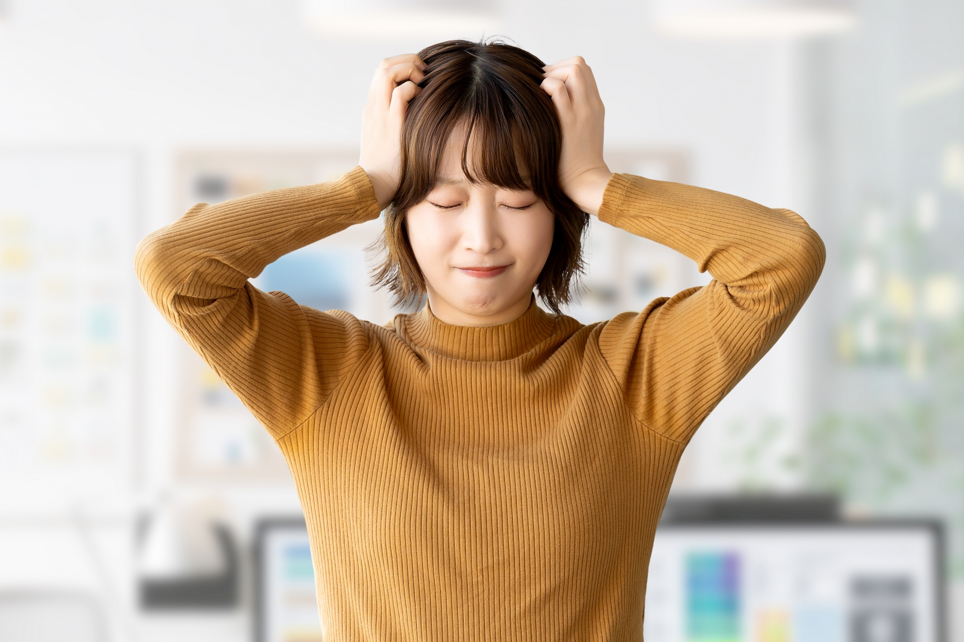 頭を抱える女性