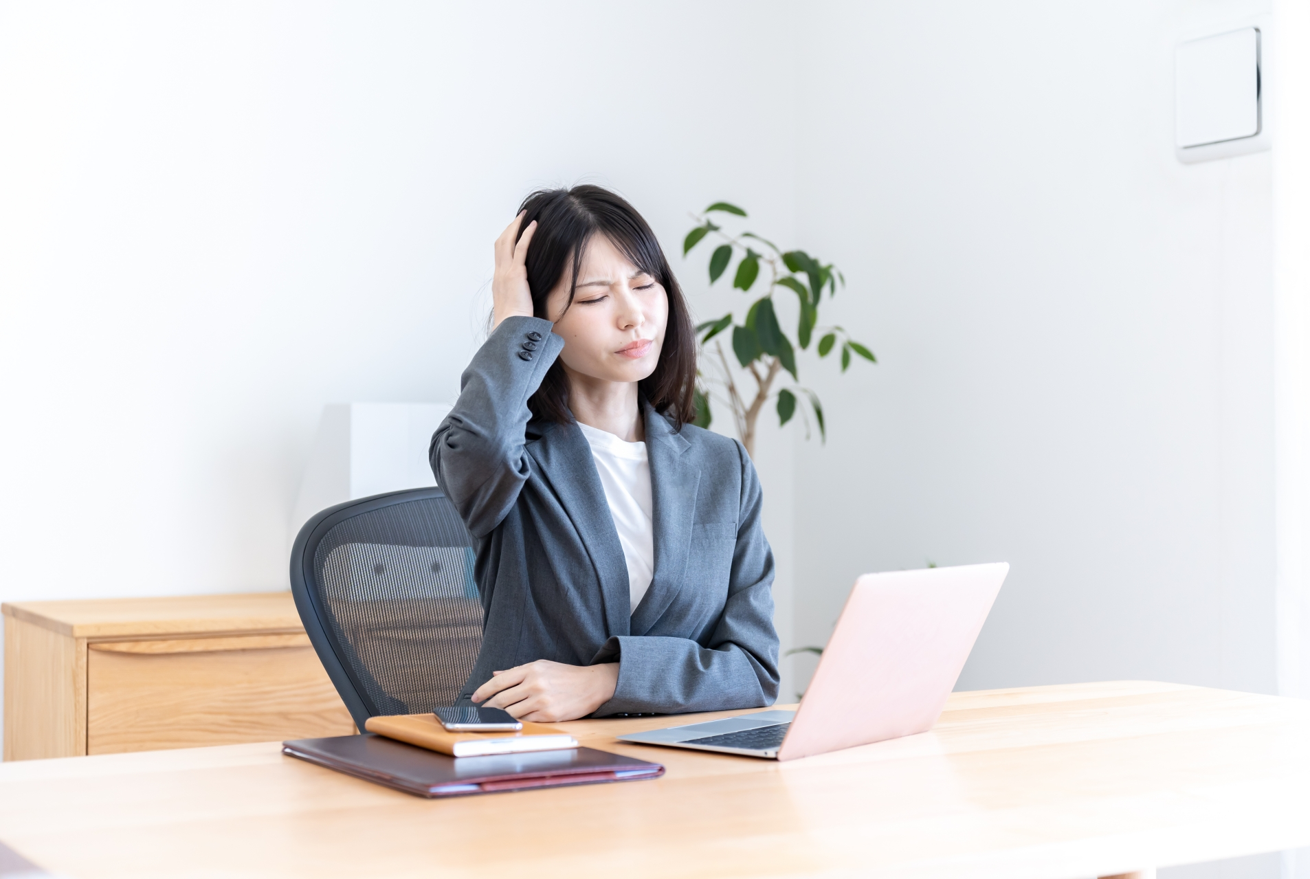 考える女性