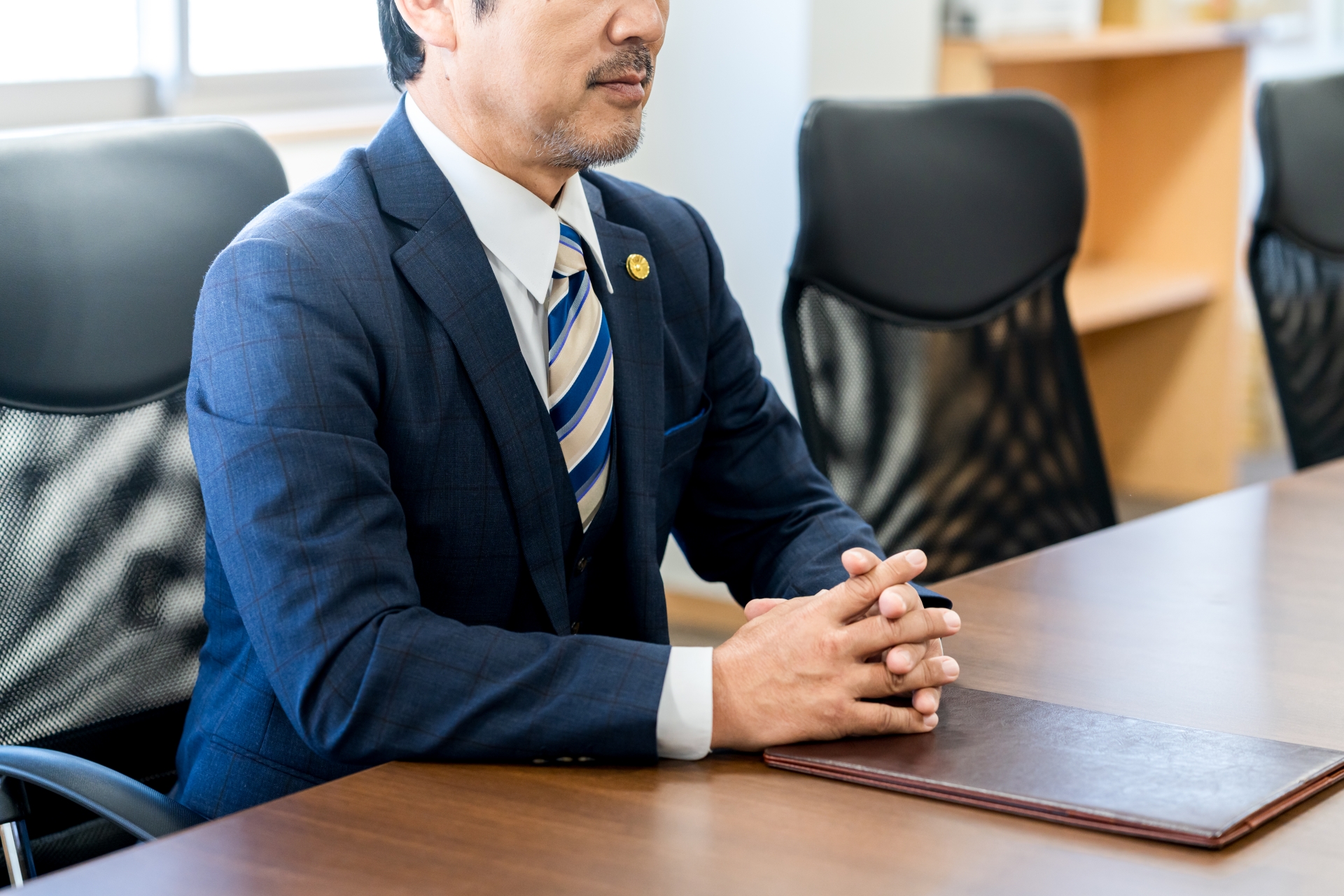 テーブルに就く弁護士