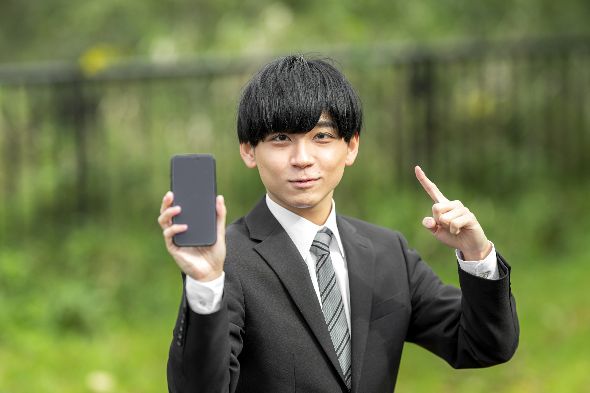 スマホを持っている男性