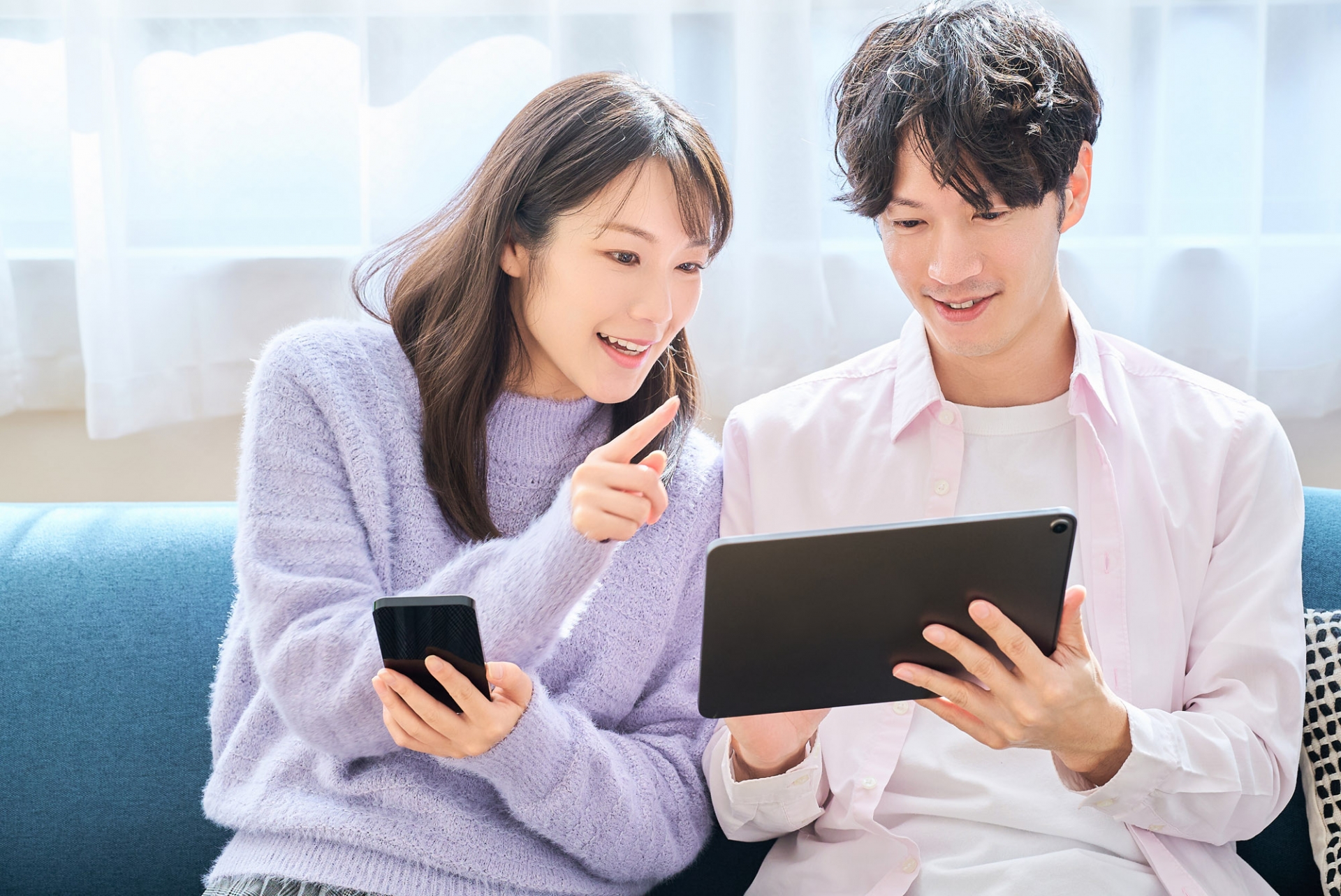 タブレットを見る男女