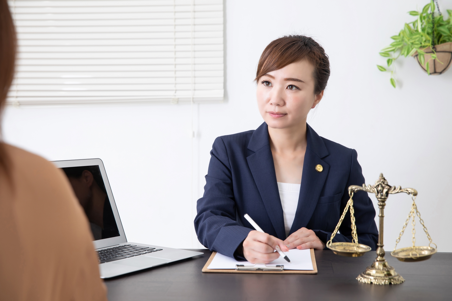 女性弁護士と天秤