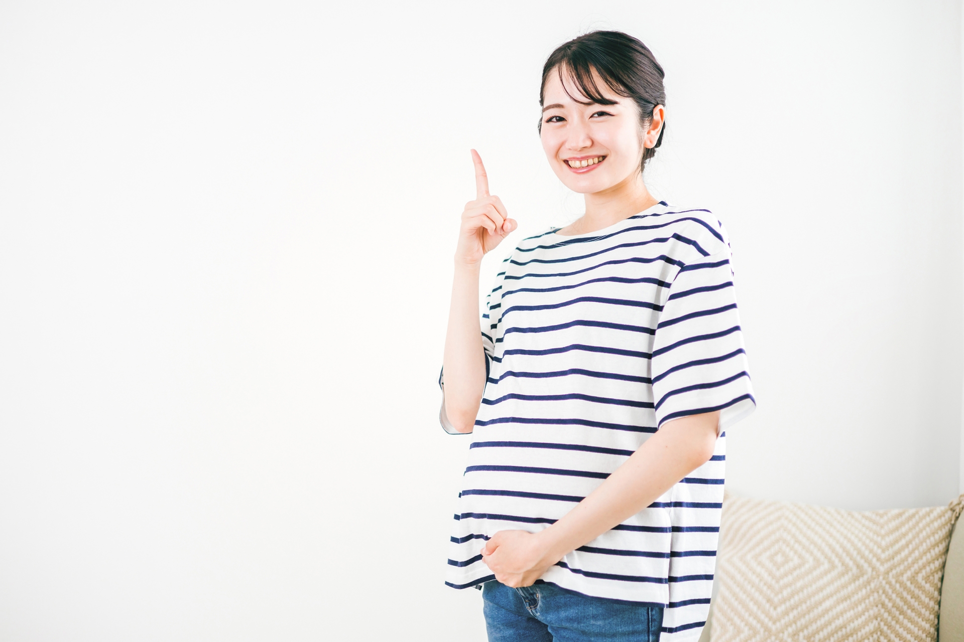 人差し指を立てている妊婦