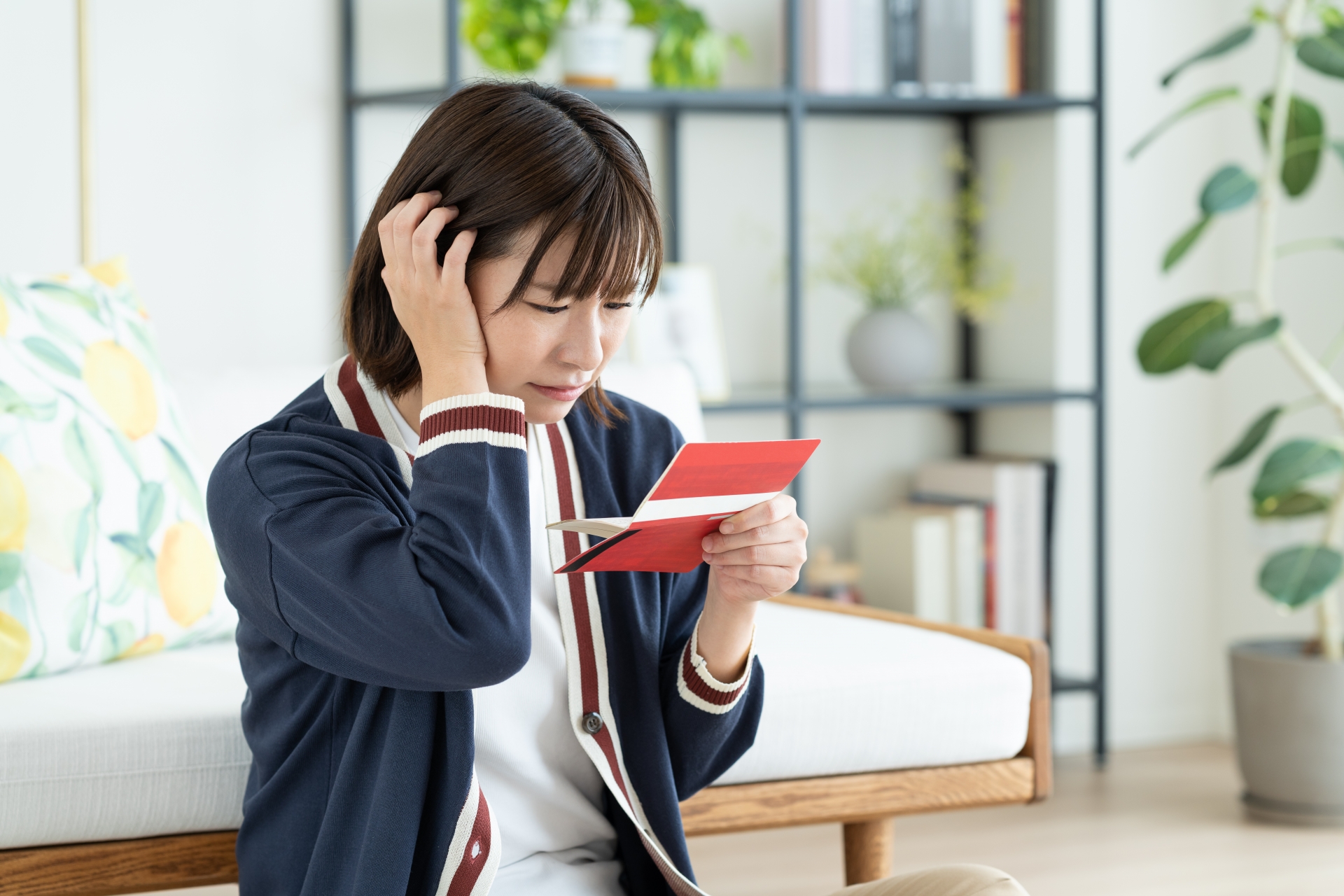 頭を抱える女性