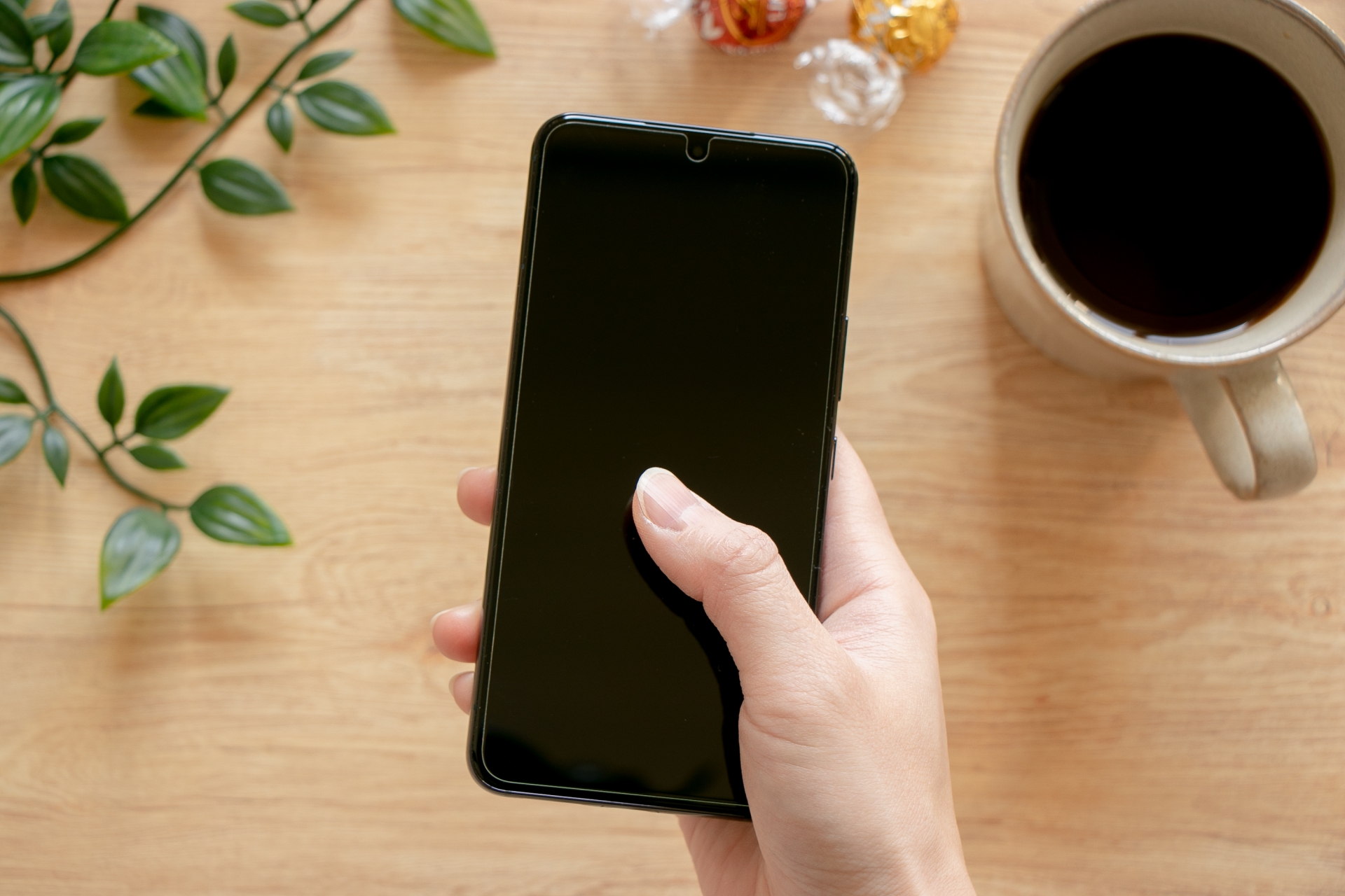 スマホを持つ手