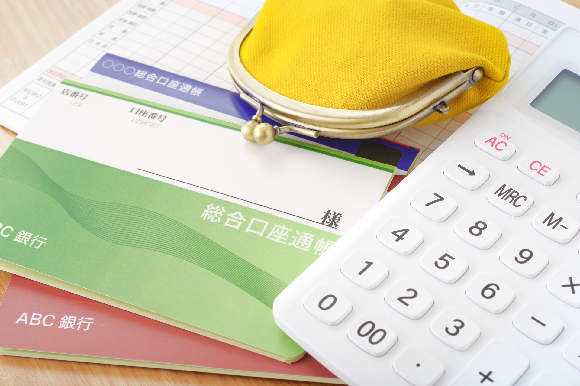 通帳と電卓と小銭入