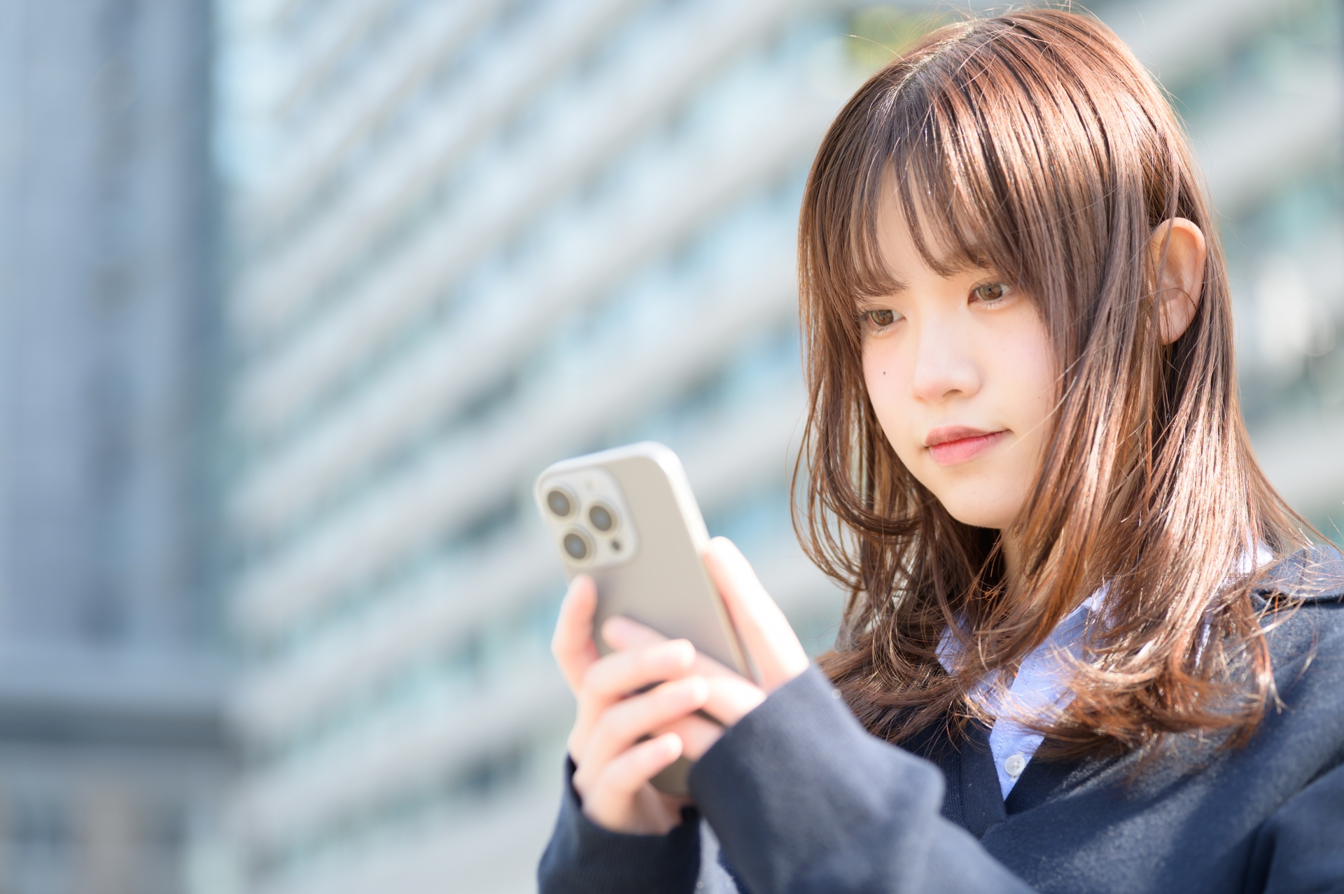 スマホを眺める女子生徒