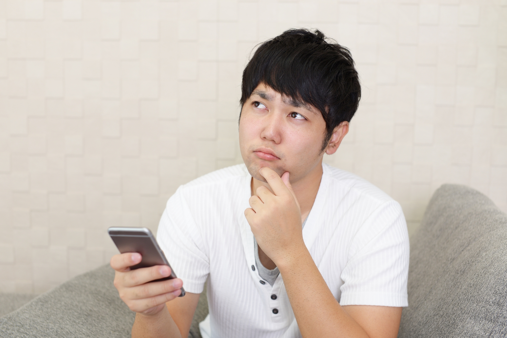 悩む男性