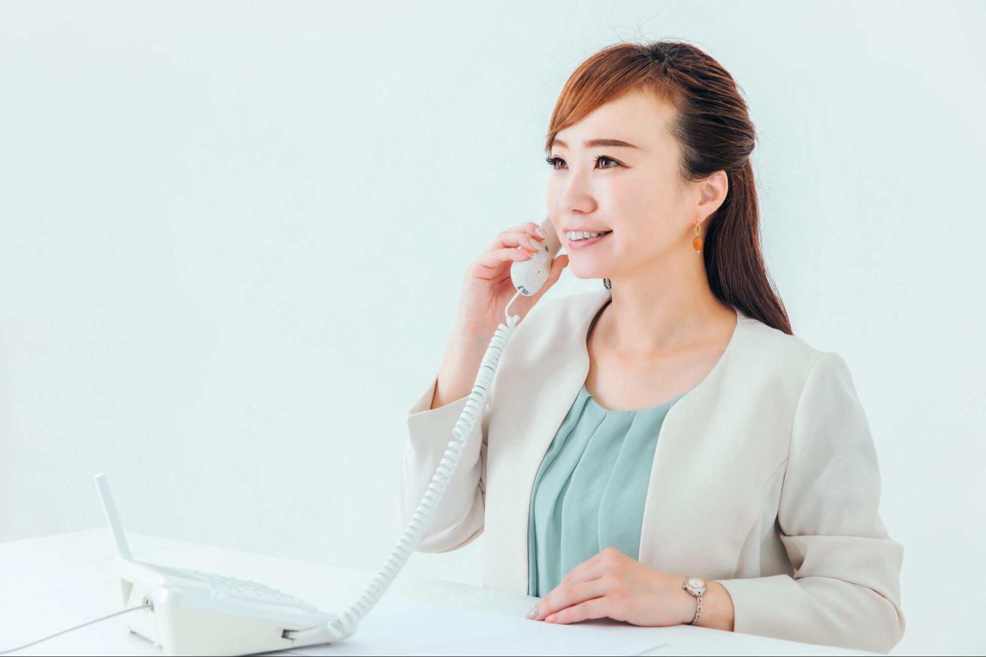 電話をかける女性