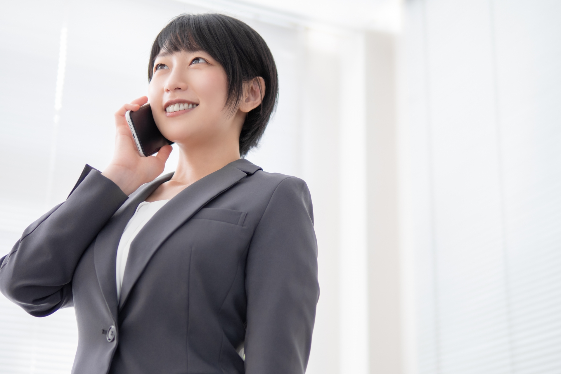 電話する女性