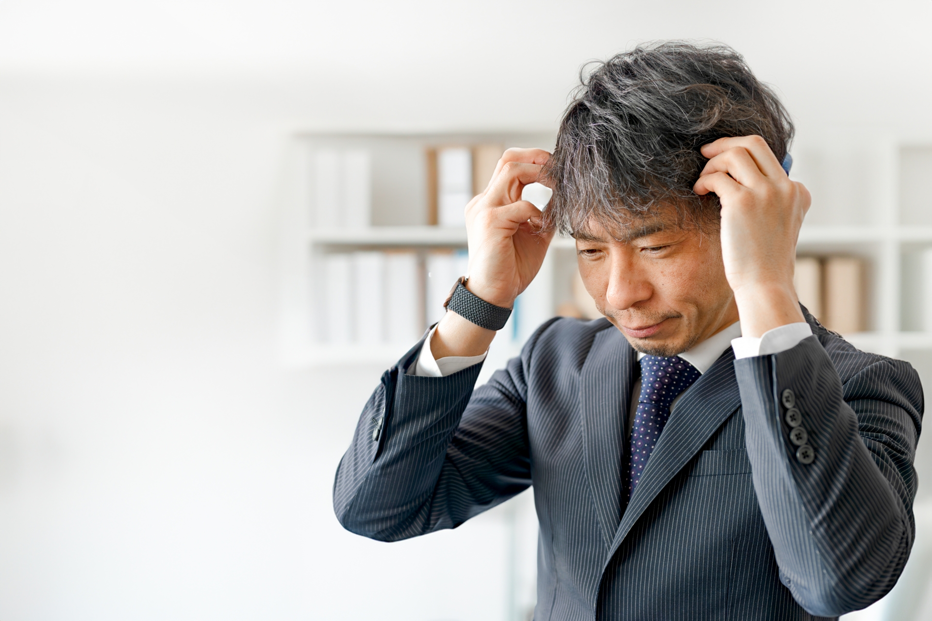 頭を抱える男性