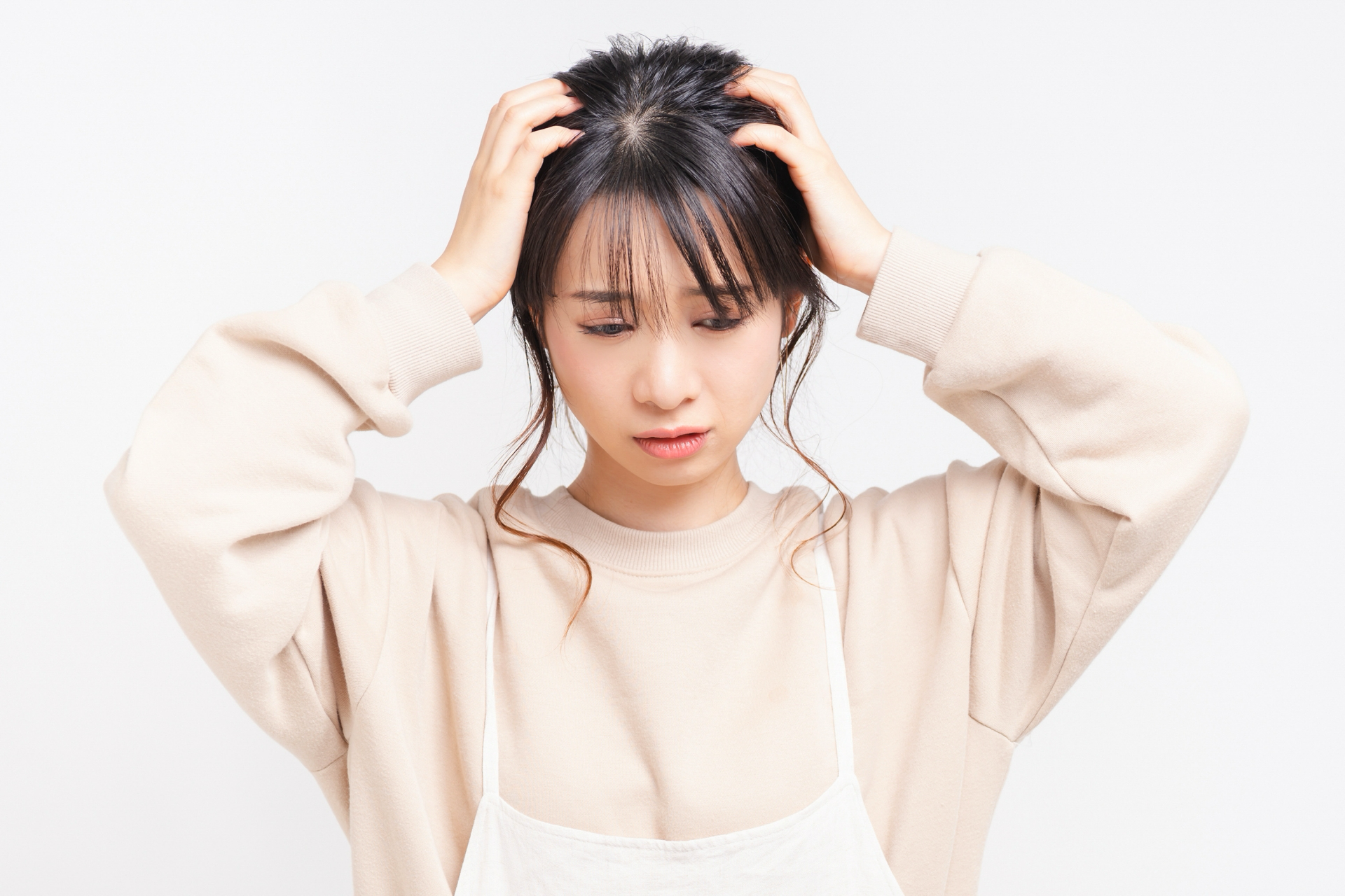 頭を抱える女性