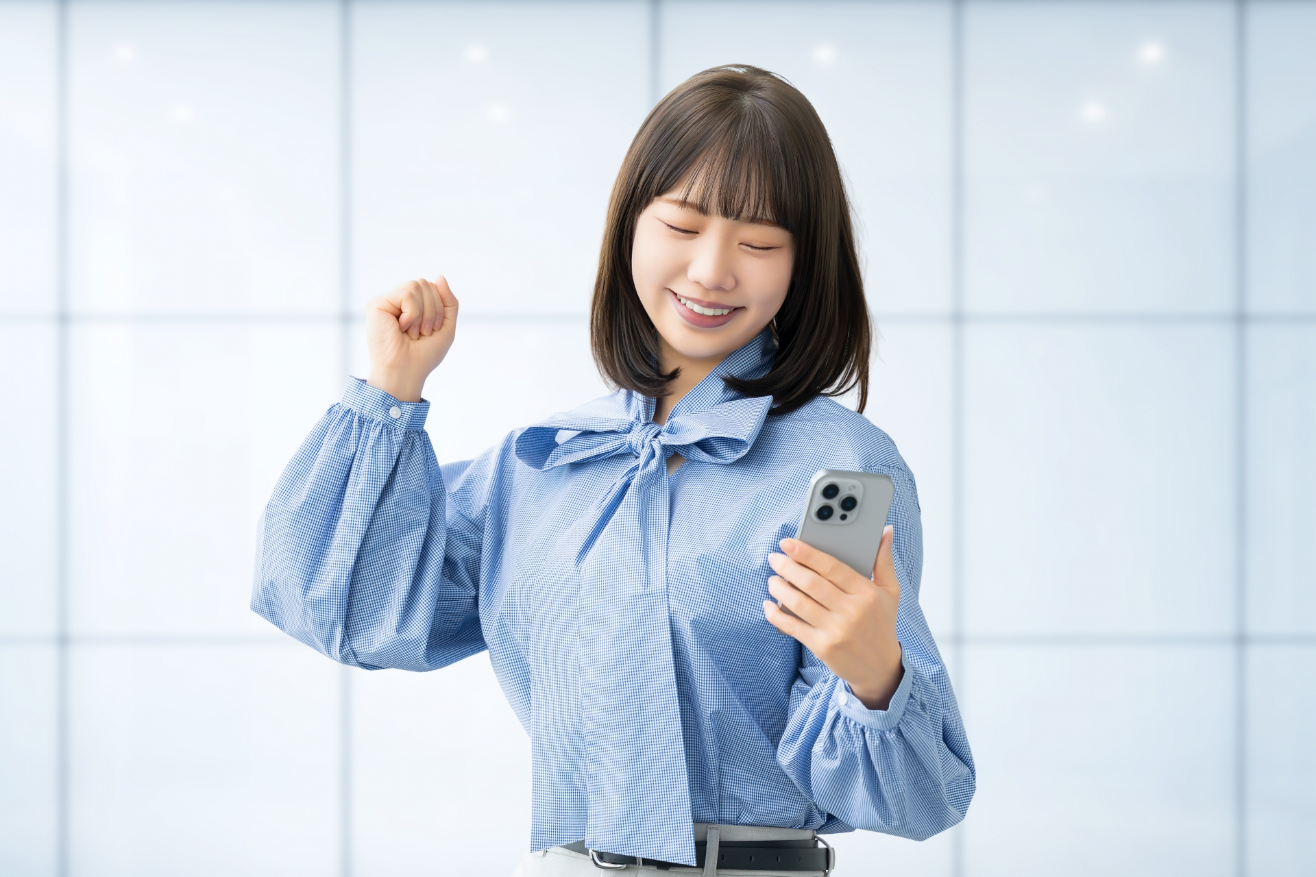 ガッツポーズをする女性