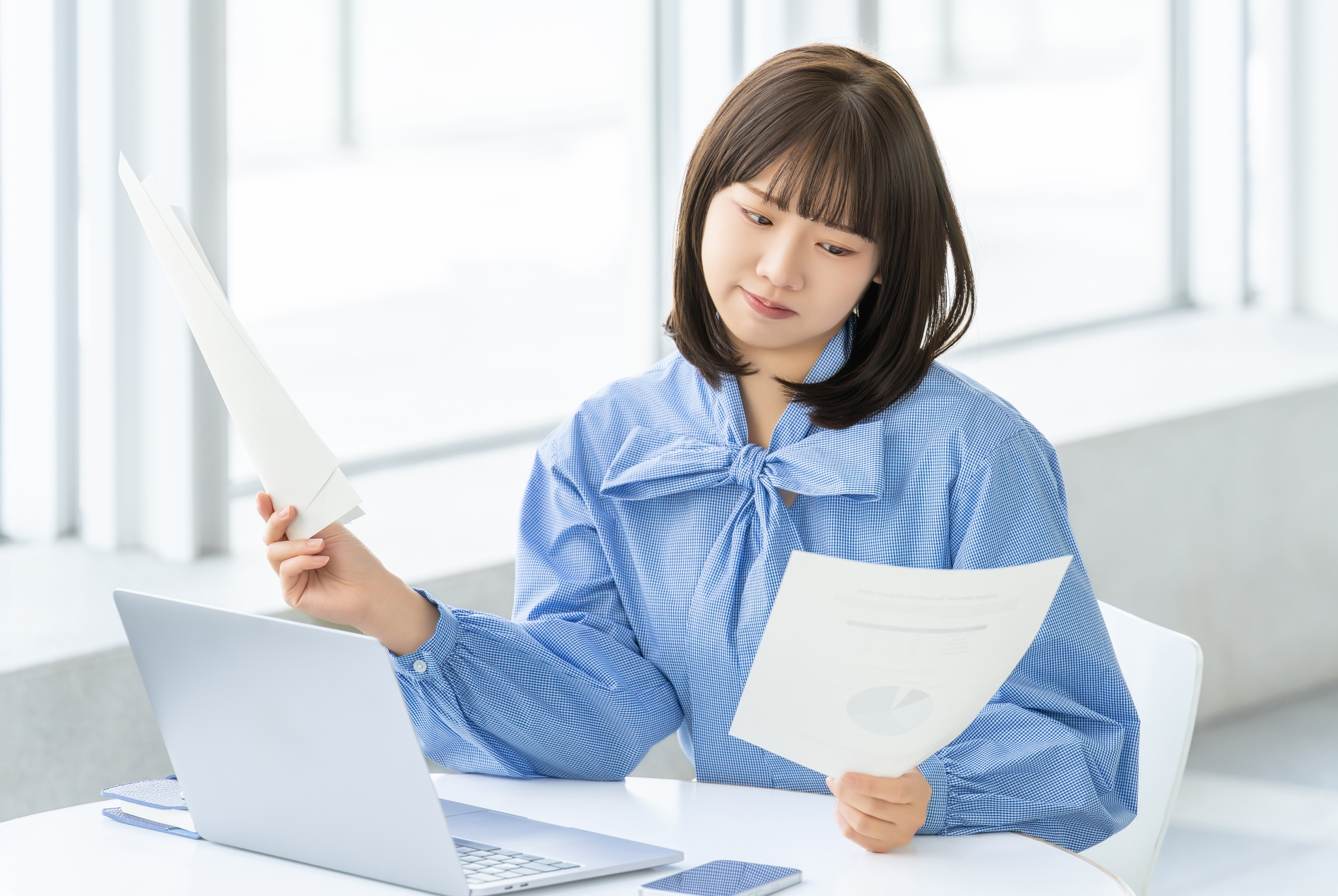 悩む女性