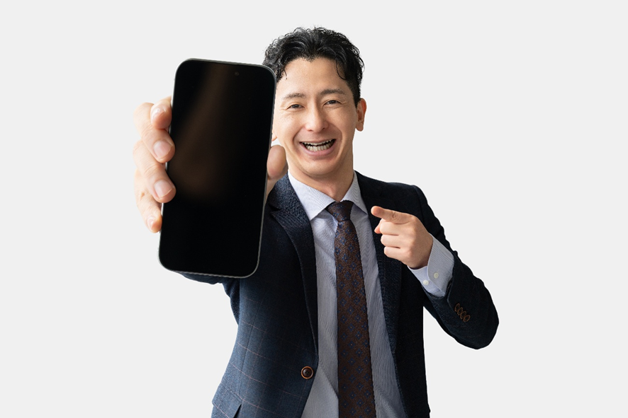 スマホを見せる男性