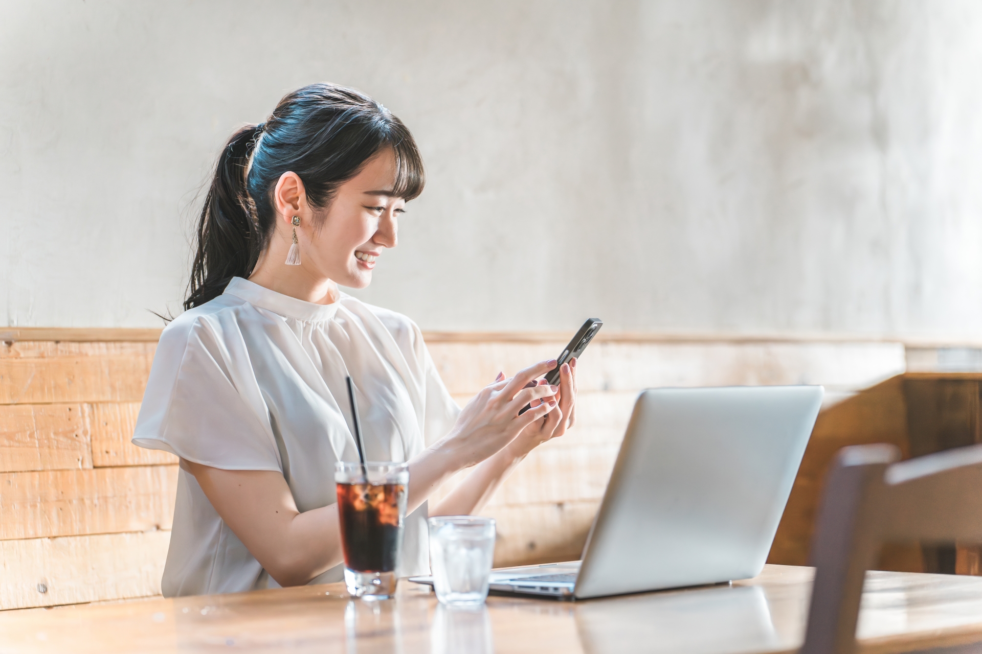 スマホを見てほほ笑む女性