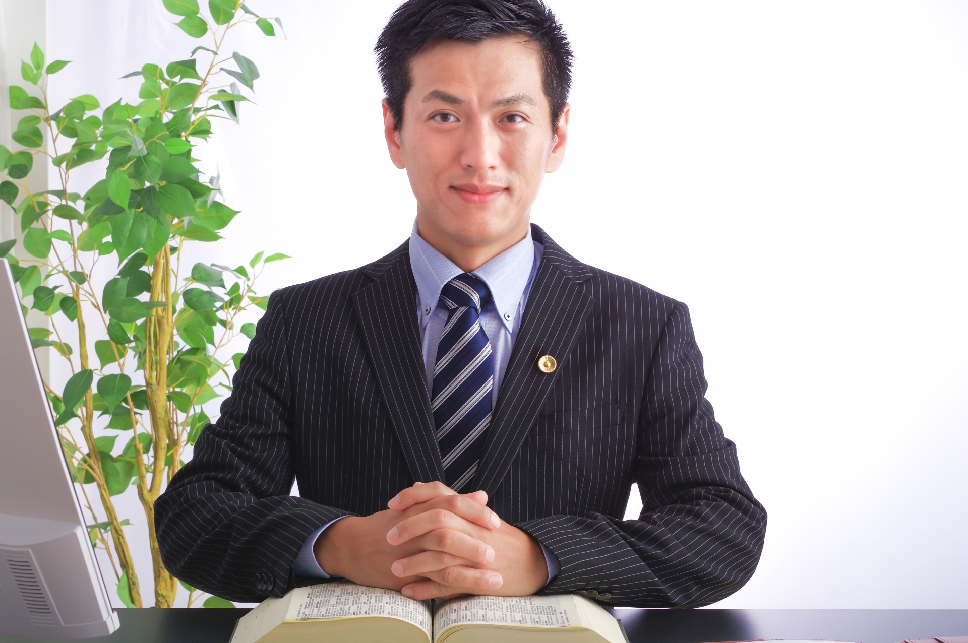 ほほ笑む男性弁護士