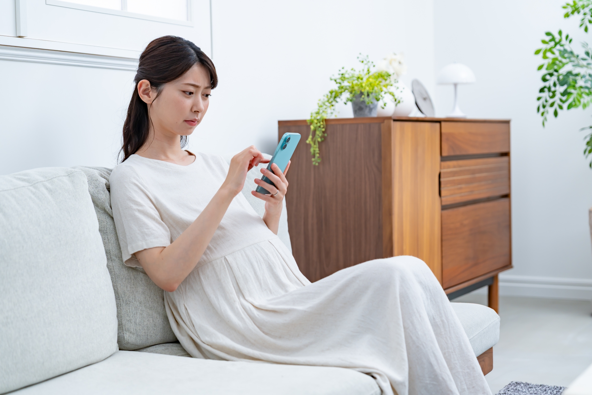 スマホを見る女性