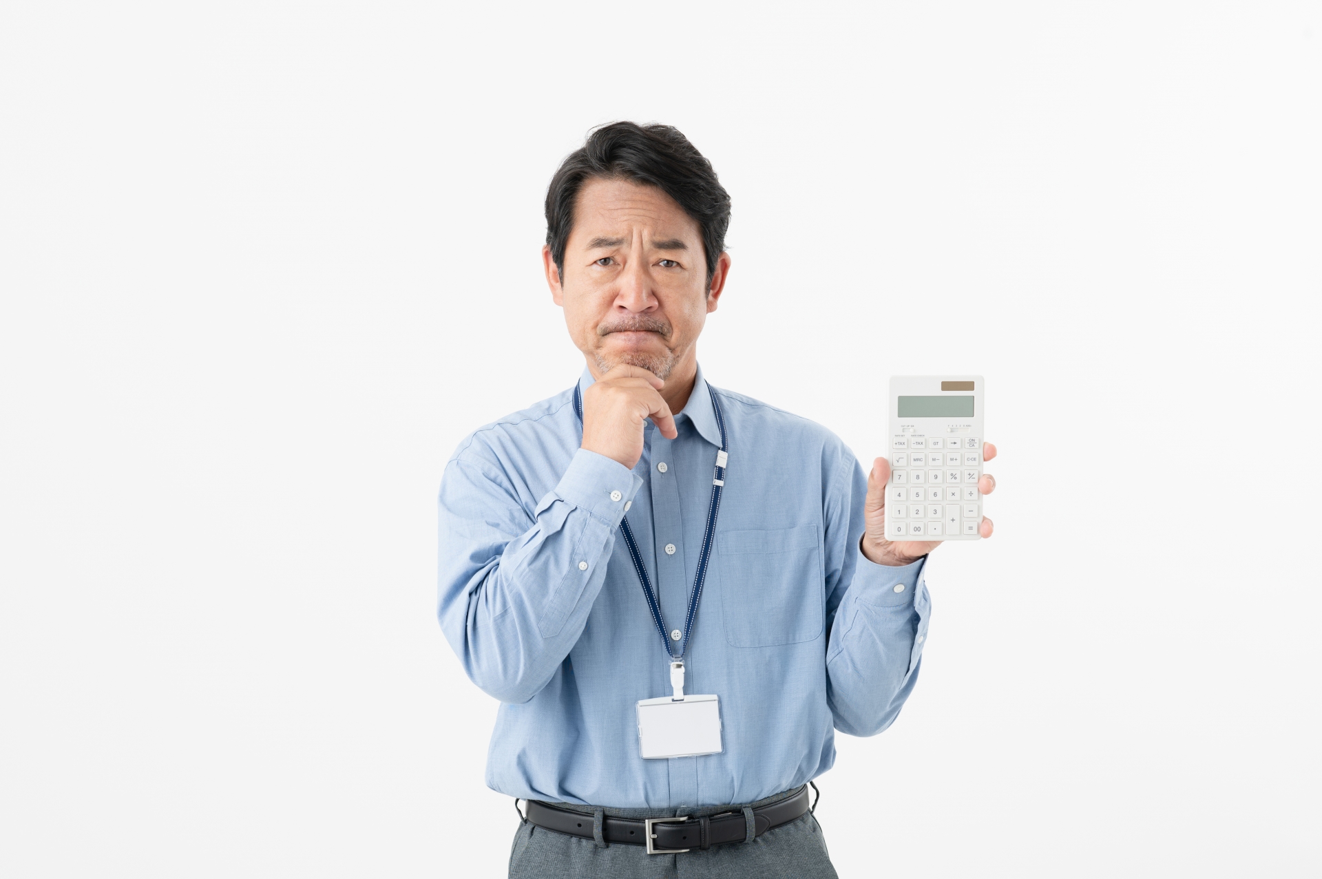 電卓を手に悩む男性
