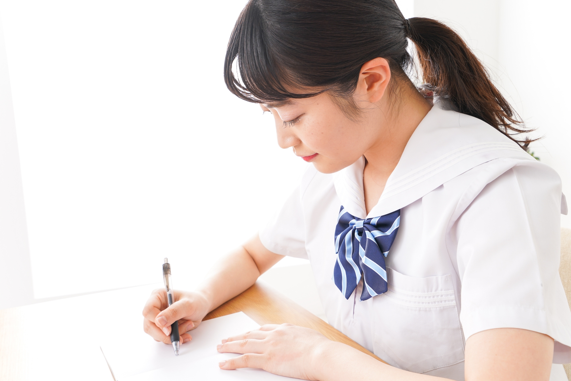勉強をする女子生徒