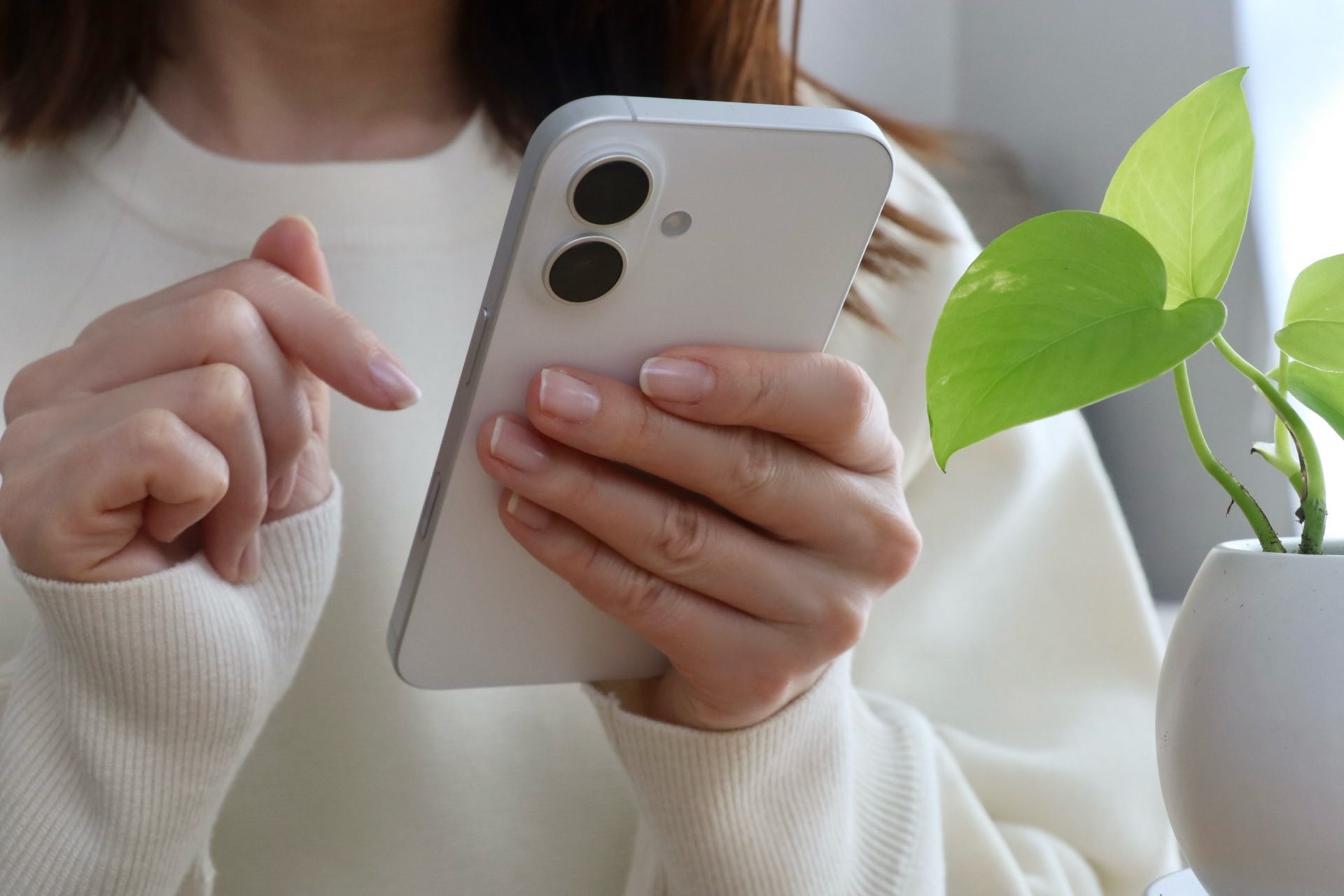 スマホを操作する女性