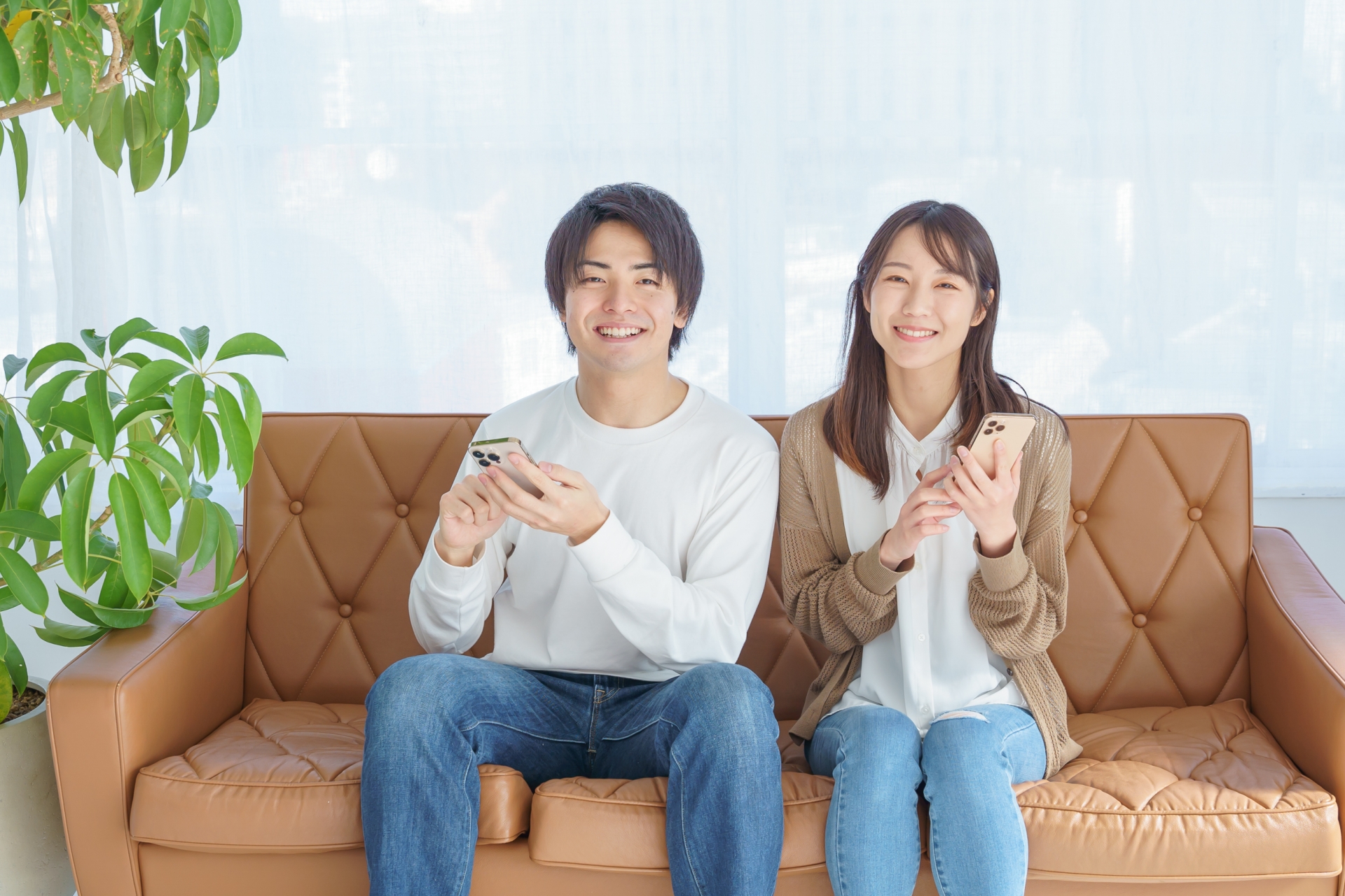 スマホをもつ笑顔の男女